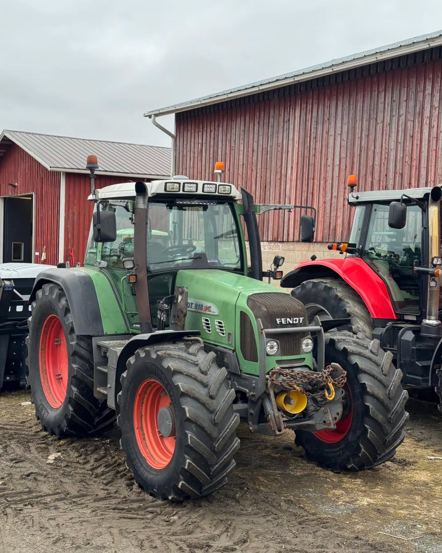 Tällä viikolla automaattiohjauksen sai myös @knuutintilaoy luottopeli Fendt 818! 🤩 Tähän koneeseen päästiin asentamaan myös juuri valikoimiimme saapunut, Fendt-traktoreihin valmistettu aktivointimoduuli, jolla automaattiohjausken kytkentä saadaan määritettyä ajokahvan nappeihin. Moduuli poimii tiedon suoraan traktorin väylästä ja soveltuu lähes kaikkiin Vario malleihin, on viimeisen päälle! 💪
Tähän koneeseen asennettiin:
✅️ EFIX eSteer 20 MAX - automaattiohjauspaketti
✅️ Ohjauskulman anturi
✅️ Fendt aktivointimoduuli - automaattiohjauksen aktivointi ajokahvaan
✅️ 6-puolainen nahkapäällysteinen Premium ohjauspyörä
✅️ NMEA- kaapeli paikka- ja nopeustiedon välittämiseen työkoneohjaimille
Vielä ehdit hankkia automaattiohjauksen kevään kylvöille, meiltä kaikki EFIX automaattiohjaus- ja tukiasemamallit suoraan varastosta. 🤝
#efixag #agronav #automaattiohjaus #fendt #rtk