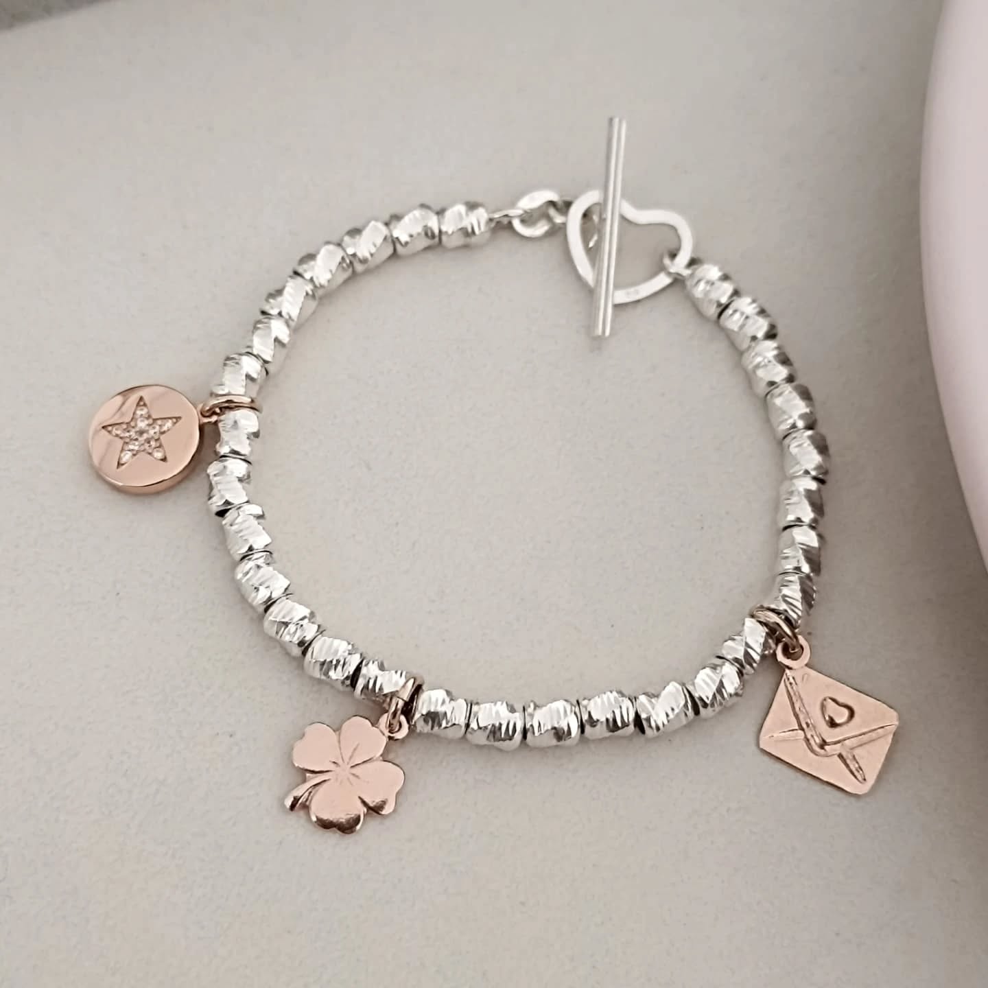 Ho ricevuto una richiesta pazzesca β£οΈ
Qualche giorno fa mi ha contattato Eleonora per la prima volta π
Mi ha chiesto se potevo realizzare il bracciale rami con i ciondoli che per lei avevano un significato particolare β€οΈ
Ed eccolo qua in tutta la sua bellezza π€©
Medaglietta con Stella π:
Ciascuno di noi brilla di una luce unica e speciale, proprio come una stella. Questo ciondolo Γ¨ un simbolo di forza interiore e fiducia in sΓ© stessi. Serve ad illuminare il tuo cammino, anche nei momenti piΓΉ bui.
Ciondolo quadrifoglio π:
Il quadrifoglio Γ¨ il simbolo universale di fortuna e positivitΓ . Questo ciondolo rappresenta la bellezza delle opportunitΓ che la vita ci offre e la speranza di trovare sempre qualcosa di speciale lungo il nostro cammino.
Ciondolo busta lettera con scritta love π:
Γ un messaggio universale di amore e connessione. Questo ciondolo Γ¨ un simbolo di affetto e positivitΓ , un promemoria del potere dell'amore verso se stessi e gli altri. Serve a ricordarti l'importanza dell'amore nella tua vita, e ti incoraggia a diffondere positivitΓ e calore ovunque tu vada.
Ora sono curiosa di sapere con quali ciondoli vorresti realizzare il tuo bracciale πΏ
Scrivilo nei commenti β¬οΈ
Sito internet:
Www.igioielligrace.com
πππππππππ
Boutique:
Viale Orazio Flacco 4/A-Bari
πππππππππ
#argento925 #gioiellipersonalizzati #Gioielli #gioielliinargento #fiduciaonline #acquisticurati #gioiellipersonalizzati #artigianatoitaliano #shoppingonlineitalia #gioielleriaitaliana #madeinitaly #gioiellidiclasse #fashionjewelry #jewelryaddict #clientifelici #sanvalentino #gioiellifattiamano #regalosanvalentino #braccialesumisura