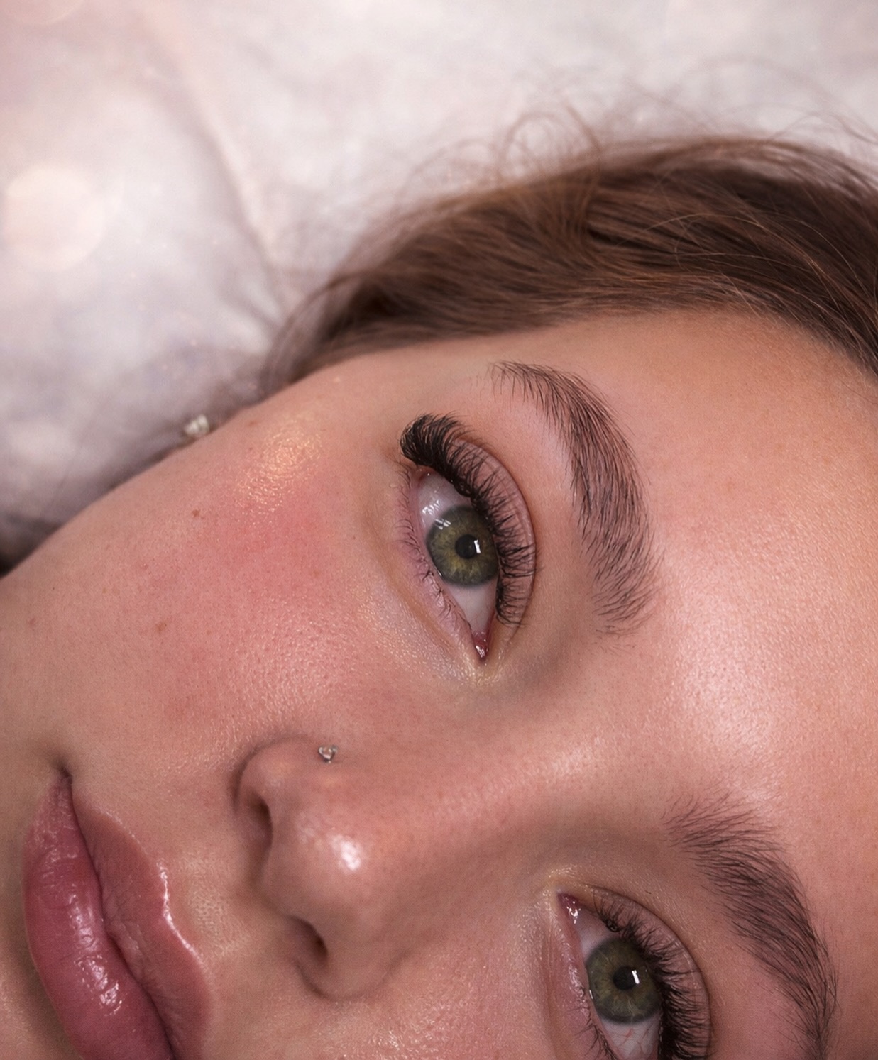 Full, fluffy volume without dragging the eye down 👀✨
Designed to suit her natural eye shape 🤍
She wanted a full volume look like a strip lash…
but still soft, lifted and flattering ✨
We kept the longest lengths just before the outer corner
to avoid heaviness and create that lifted finish
Slight watering during the set (completely normal with sensitive eyes) — but still achieved a full, fluffy result 🤍