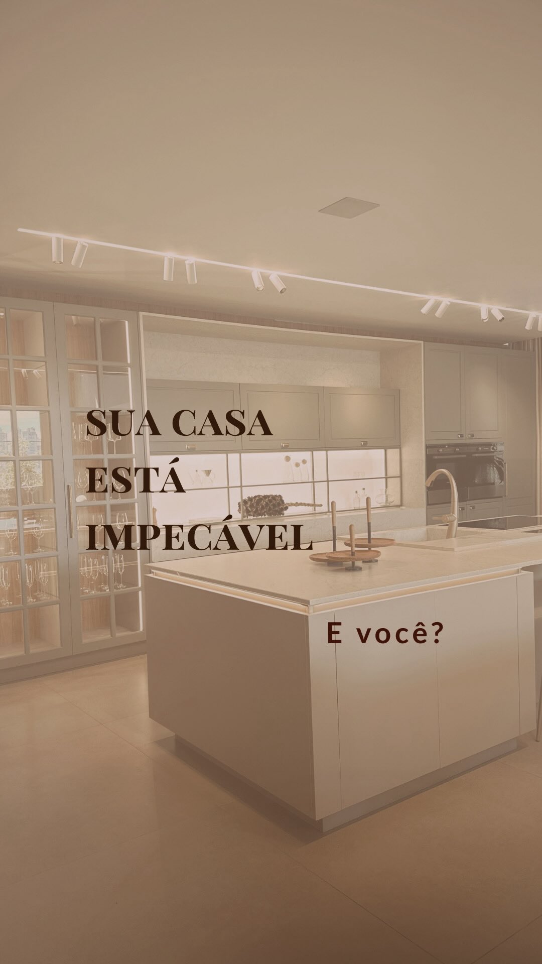 Existe um tipo de desalinhamento que não é visível de imediato…
mas é sentido.
Quando sua imagem não sustenta quem você se tornou , tudo fica meio… confuso.
As escolhas não conversam.
A presença não sustenta.
A mensagem se perde.
Não é sobre falta de estilo.
É sobre excesso de partes soltas.
Uma imagem fragmentada não gera rejeição
Gera dúvida.
E dúvida não posiciona ninguém.
Você pode ter boas peças, bom gosto, até repertório…
mas se não existe intenção, não existe unidade.
E sem unidade, não existe força.
Se vestir bem não é o único objetivo.
Se tornar coerente é.
Porque quando sua imagem para de te sabotar,
ela começa a trabalhar por você.
Se você sente que algo na sua presença não se sustenta,
talvez não seja falta de mais.
Talvez seja excesso de desconexão.
Comenta IDENTIDADE que eu te mostro como transformar essa fragmentação em posicionamento que converte tanto no pessoal quanto no profissional.
#carreiracompropósito #mulheresempreendedora #mulherdesucesso #posicionamientodeimagem #imagemestratégica