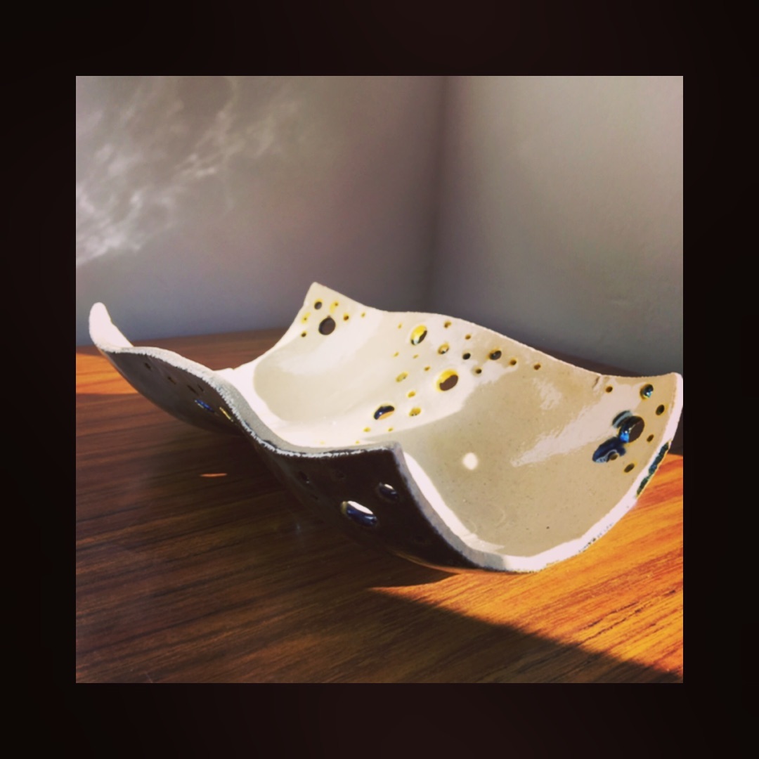 fuente de olivas stars 1.1 // olive bowl stars 1.1 //olivenschüssel stars 1.1 ⭐️💫✨ * *
you’re looking for a dish to share some appetizers? my olive bowl stars 1.1 of my #collectionstars is the perfect dish to do so! soon available on #etsyshop ✨🌟⭐️💫 * *
#collectionstars * *
#ceramicaceramicskeramik #lozadelftwaresteingut #perforadoholeylöchrig #engobe #vidriadoenameldedglasiert #100% #hechoamanohandmadehandgemacht
#ceramica #ceramics #keramik #loza #delftware #steingut #perforado #holey #löchrig #vidriado #enamelded #glasiert #hechoamano #handmade #handgemacht #pottery #instapottery #collectionstars #oha_saskia_tuerk #staytuned