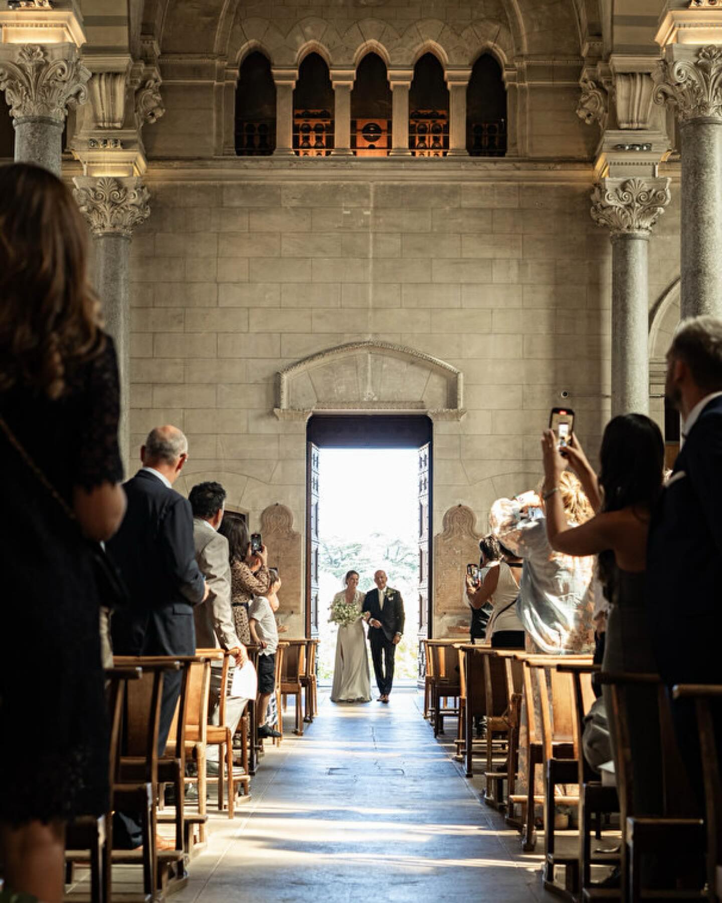 L’émotion, dès les premiers pas dans l’église 📸
#mariagelyon #photographemariage #photographemariagelyon #reportage #weddingphotography