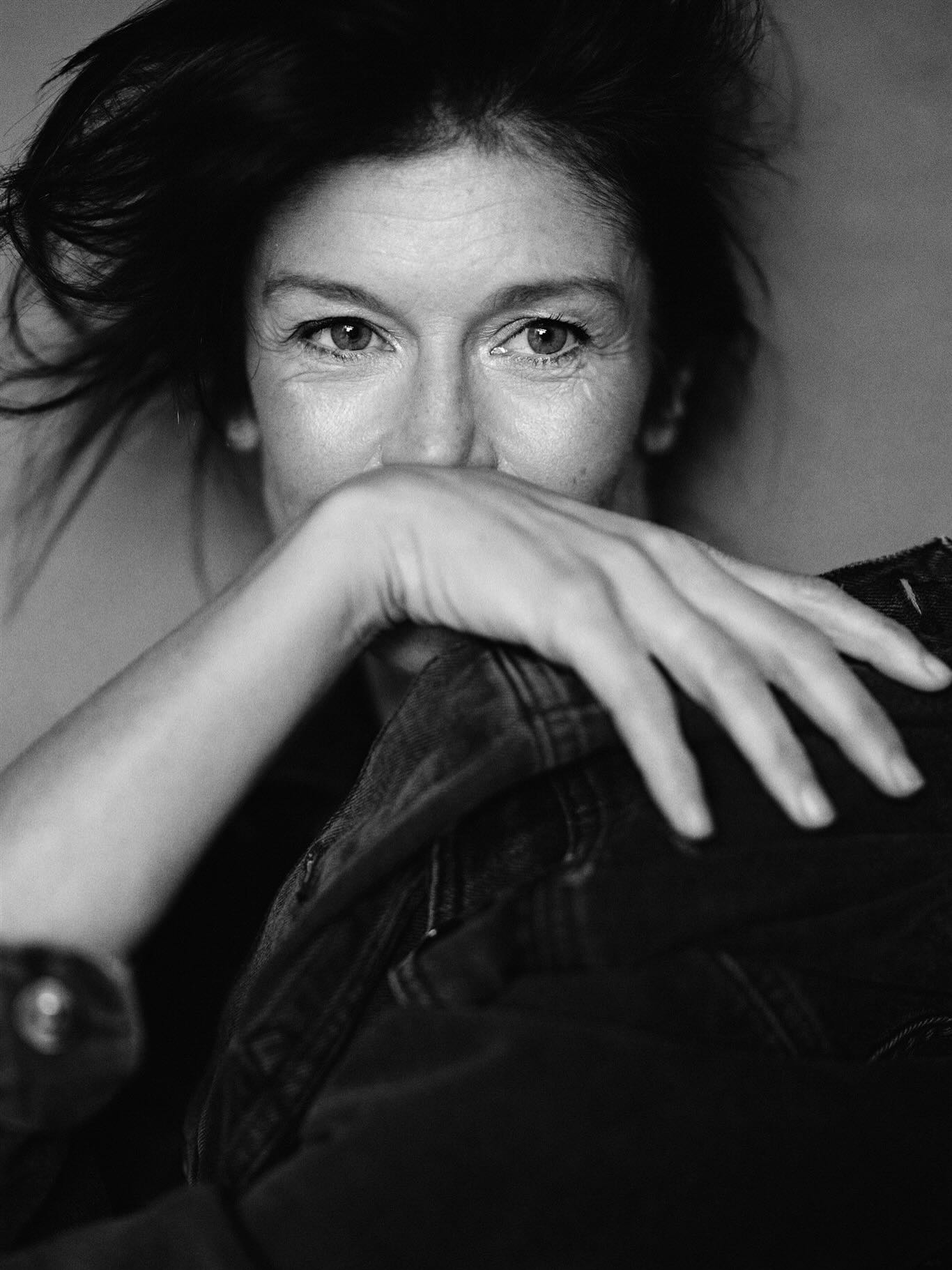 Freedom 🎵
De videoclip van George Michael werd geïnspireerd door de beelden van fotograaf Peter Lindbergh. Hij fotografeerde modellen en actrices op een pure manier zonder al teveel make-up. Voor mij is hij vandaag nog steeds een grote inspiratiebron.
We waren zo goed bezig met het tonen van ouder wordende huid, grijs haar en de niet perfecte lichamen die ook helemaal oké zijn om te hebben. En plots zijn we meer dan ooit zo kritisch voor onszelf. Ik zie vrouwen die vinden dat ze, eens over de 40, afgeschreven zijn. Vrouwen die zichzelf amper herkennen door de vele filters op hun telefoon. Vrouwen die zichzelf blijven vergelijken met hun 20-jarige zelve. Vrouwen midden twintig die botox gebruiken … en vinden dat dat nodig is.
STOP ✋
Wees een beetje milder voor jezelf.
En vraag eens aan iemand anders hoe zij jou zien want vaak is dat helemaal anders dan hoe jij jezelf iedere dag ziet.
#portretfotograaf #keepinitreal #fotograafleuven #puur #pureportraits #naturallight #softness #bekindforyou #fotostudioleuven