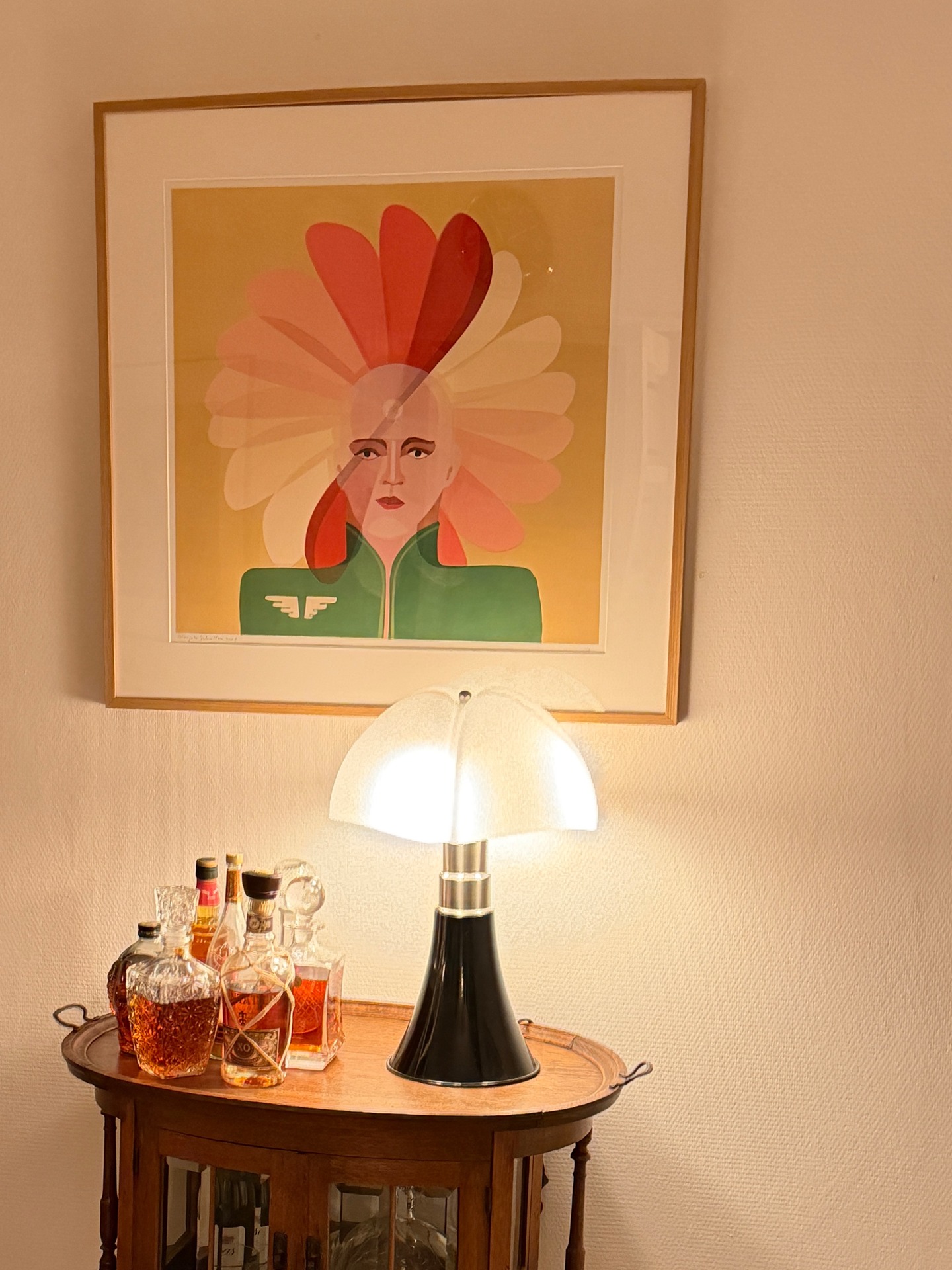 Ik voel mij vereerd; in het huis van Jeroen hangen inmiddels heel wat van mijn hoogdrukken. Deze hangt wel op een extra sfeervolle plaats. Hartstikke leuk dat ik dit krijg toegestuurd.😊 #grafiek #binnenkijken #blij #kunstverzamelaar