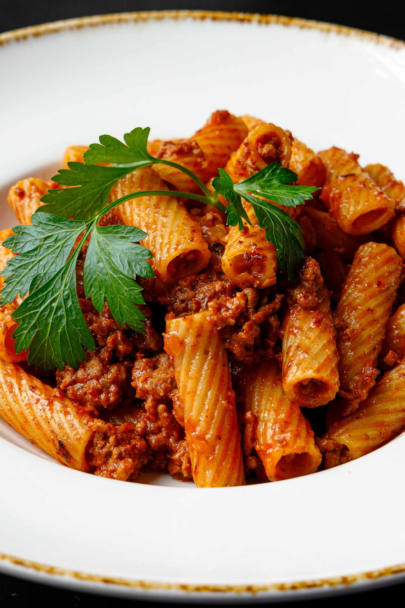 Genau hier passiert Magie.
Wenn Zwiebeln langsam glasig werden
und dieser warme Duft langsam durch den Raum zieht.
Dann entsteht unsere Bolognese. 🍝
#50jahreludwigs #pastaliebe #genussmoment #karlsruheliebe #ehrlicheküche