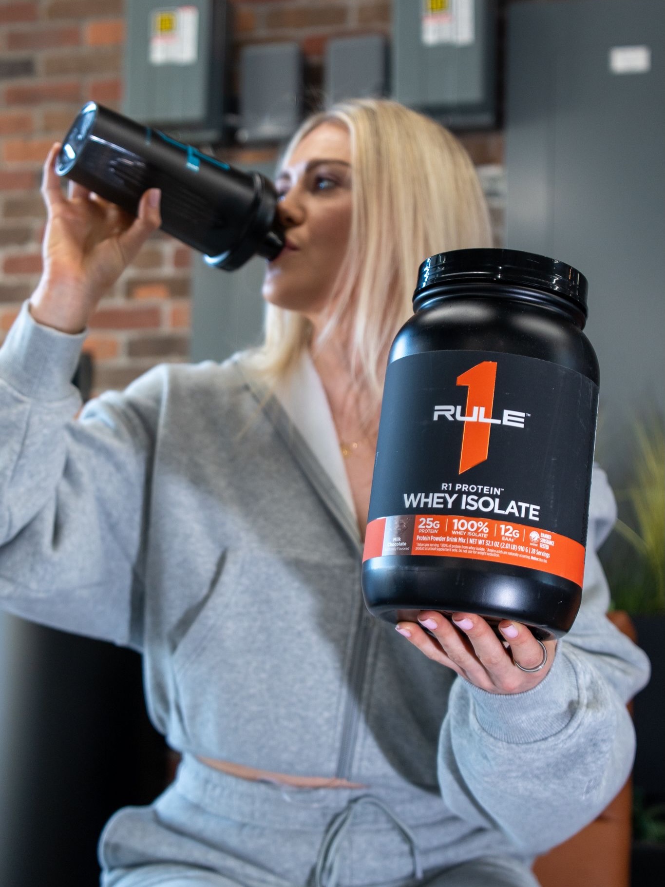 The easiest and one of the leanest ways to increase your protein intake. 110-120 calories and an incredible taste🥤
Our flagship R1 Protein.
#ruleoneproteins #proteinshake #gymgirls #macrotracking