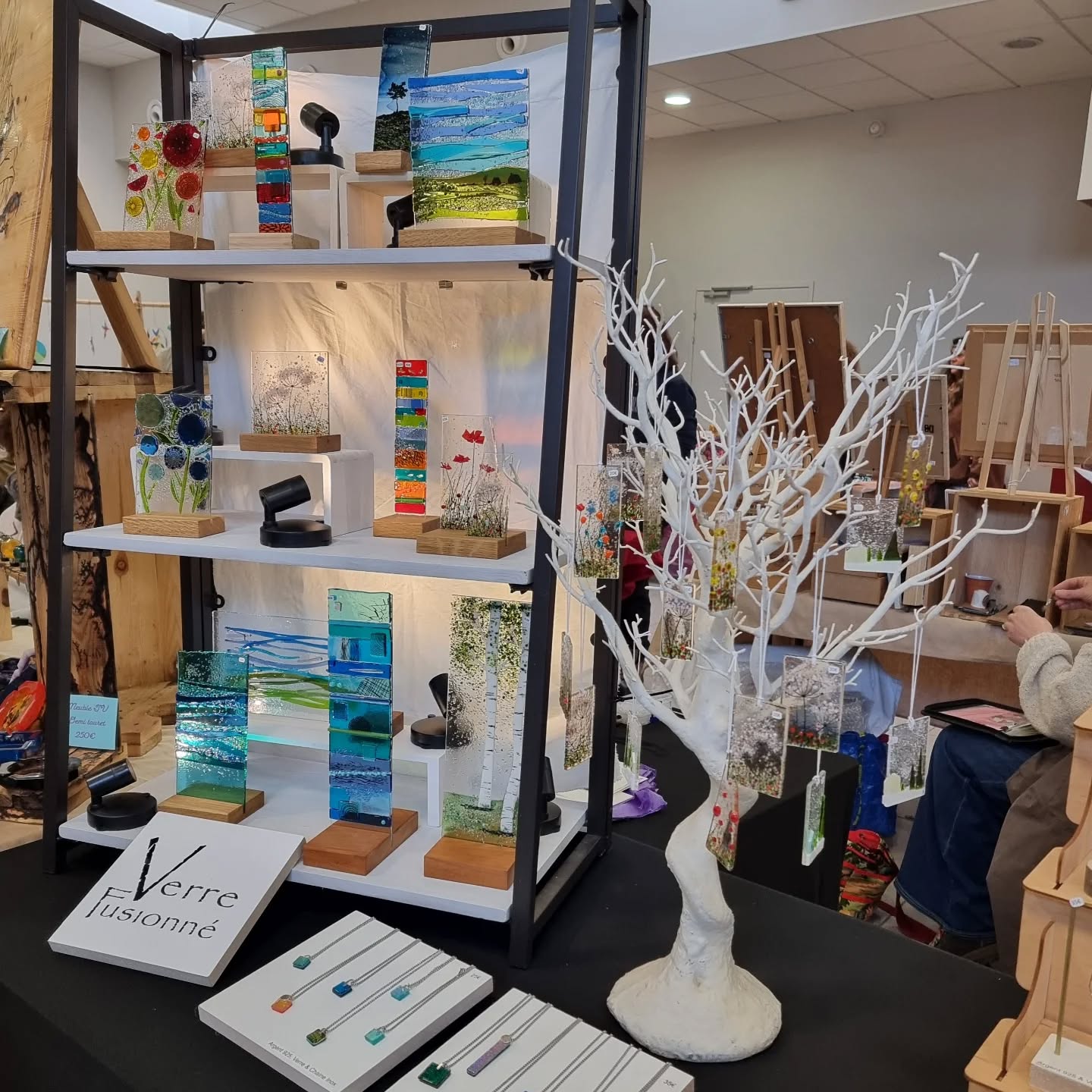 Venez, venez, je suis installé au Marché Artisanal à Agnac 12 avec plein d'artisans talentueux.