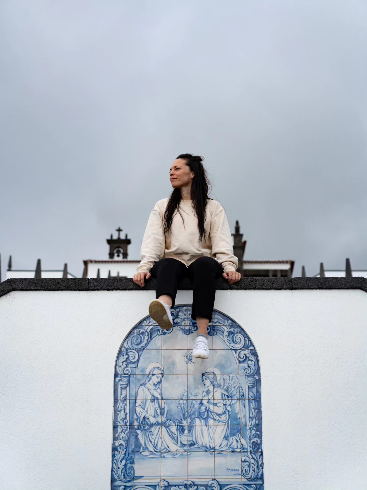 37° 43'00" N, 25° 26'00" W - (English below)
.
.
(FR) À São Miguel comme sur le continent du Portugal, les lieux religieux sont souvent des endroits photogéniques! Rendez-vous au Miradouro da Nossa Senhora da Paz, un arrêt qui vaut le détour. Ce qu'il faut savoir:
.
.
🩵 Située dans la ville de Vila Franco do Campo, cette petite chapelle est perchée à 215 mètres d'altitude. Une fois au sommet, vous aurez droit à une vue panoramique sur l'océan et la ville.
🩵 La Chapelle Baroque fût construite en 1764. L'escalier de 100 marches réparties sur 10 paliers fût érigée en 1968.
🩵 Stationnement et accès gratuit. Conseil: arrivé au lever ou au coucher de soleil pour éviter la foule.
.
.
Sauvegardez cette publication pour plus tard et dites-moi en commentaire le plus beau site historique/spirituel/religieux que vous avez visité en voyage.
.
.
.
(EN) In São Miguel, as on mainland Portugal, religious sites are often photogenic! Head to the Miradouro da Nossa Senhora da Paz, a stop worth the detour. What you need to know:
.
.
🩵 Located in the town of Vila Franco do Campo, this small chapel is perched at an altitude of 215 meters. Once at the top, you'll be treated to a panoramic view of the ocean and the city.
🩵 The Baroque Chapel was built in 1764. The staircase, with 100 steps spread over 10 landings, was erected in 1968.
🩵 Free parking and access. Tip: arrive at sunrise or sunset to avoid the crowds.
.
.
Save this post for later and tell me in the comments the most beautiful historical/spiritual/religious site you visited while traveling.
.
.
.
.
#saomiguel #saõmiguel #azores #açores #azoresislands #portugal #portugal_places #portugal_places #portugal_gems #portugal_passion #europe_pics #sonyalphafemale #sonyalpha #travelingram #traveladdicted