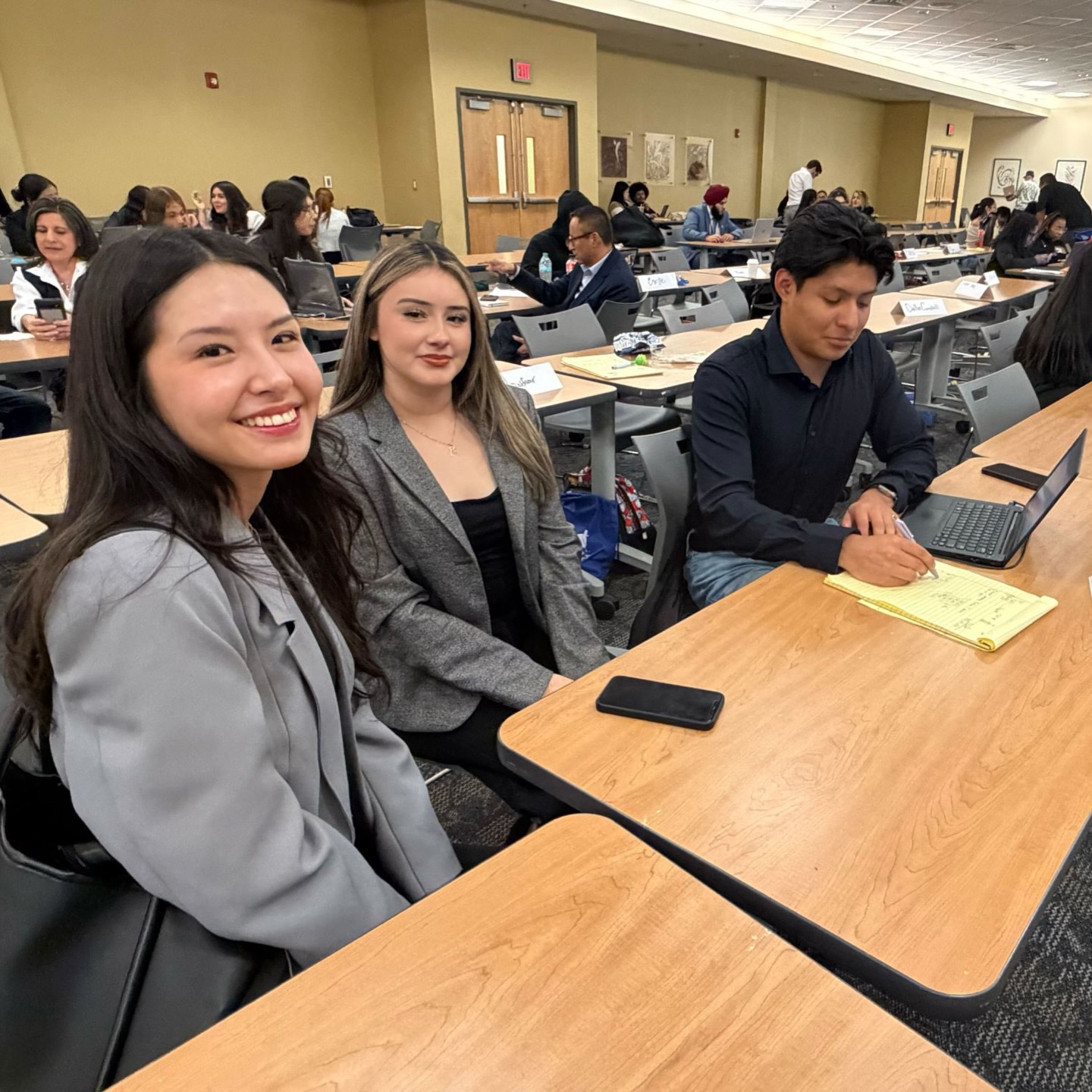 Paloma and Stephany from our team at BizFest connecting with high school students, talking about marketing before their presentations. Well done! 👏 #befresco 🦩