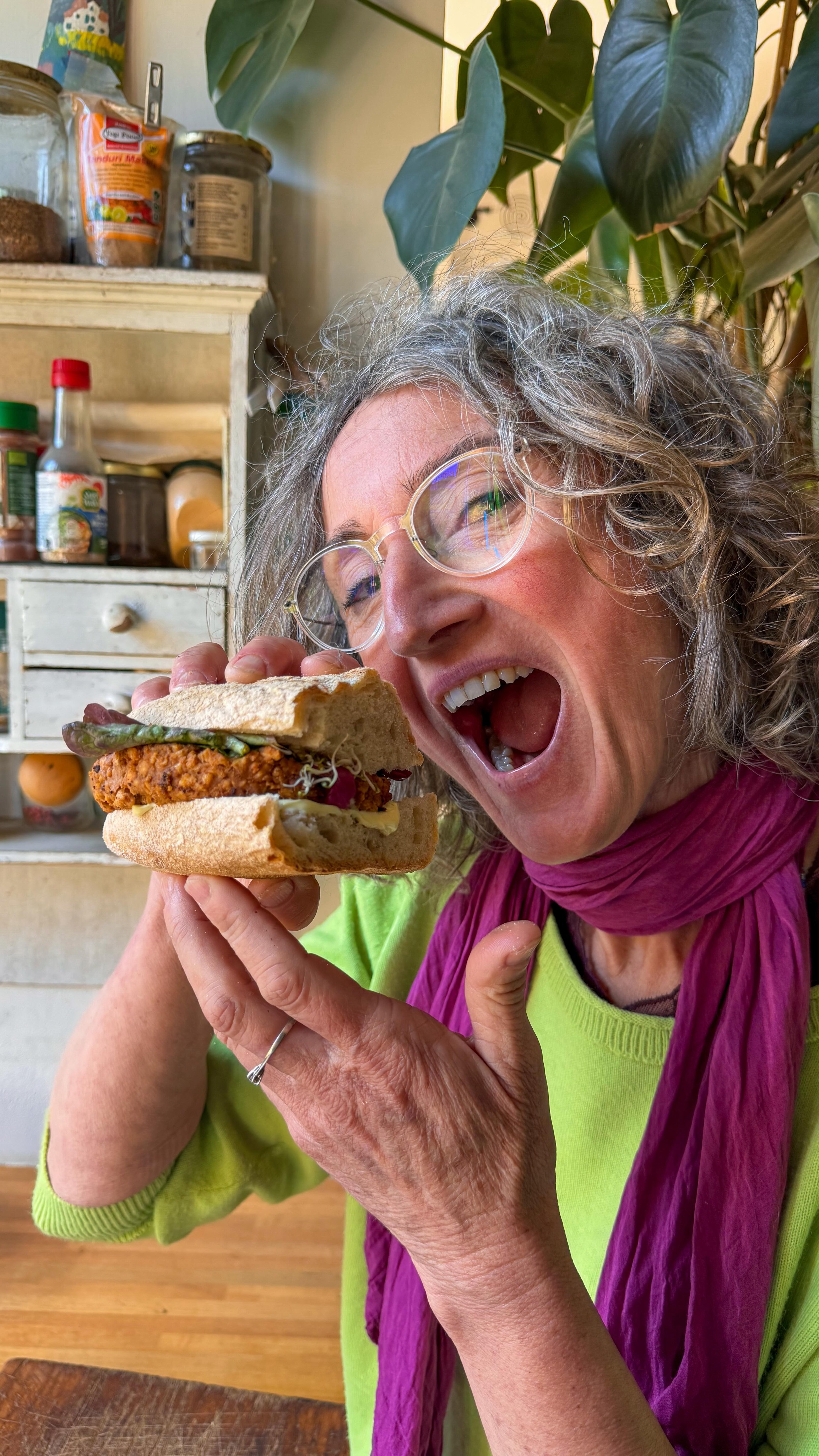 BURGER MEDITERRANEO CON PANE CASERECCIO🍔
Questi burger mi hanno rivoluzionato la vita!😜
Molte volte quando torno a casa e non ho voglia di cucinarmi cose impegnative, mi diverto a creare questi burger vegani a base di proteine del pisello (NO SOIA)
Sono saporiti e li possiamo farcire a nostro piacimento, anche con verdure fresche di stagione!
A me piace decorarli con germogli di tutti i tipi!🌱🌱
Provali e vorrai tenerli sempre in dispensa!
Li troverai al gusto mediterraneo ed affumicato!
Ingredienti x 4 burger:
-1 bustina di preparato per burger mediterraneo @koro_it codice sconto valido per tutti i prodotti: ARY5
-250 ml. Acqua
-30ml. Olio evo
Per farcire:
-maionese veg
-Insalata fresca
-Germogli
Puoi utilizzare pane x burger oppure un classico pane di campagna( per me è migliore!)
Procedimento:
In una ciotola versiamo il preparato, uniamo l’acqua a temperatura ambiente e l’olio.
Mescoliamo e lasciamo
riposare coperto in frigo per 10’.
Quindi con uno stampo da burger o un coppapasta diamo la forma.
Un filo di olio in padella e cuociamo per 5’/10’, girando.
Può cuocere in forno a 200 gradi per 20’.
Buonissimi!😋