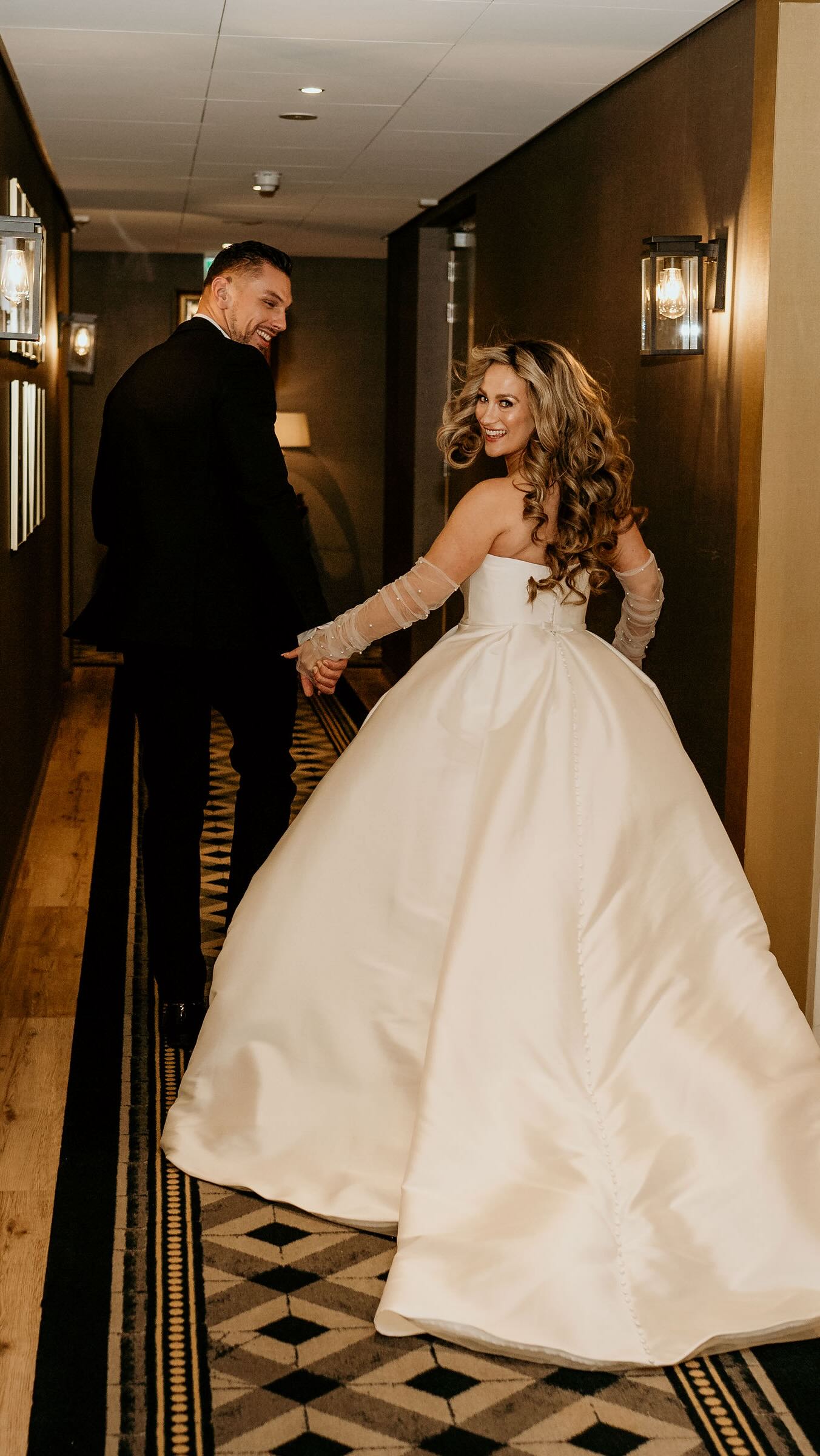 That just-married feeling 🤍
📍@hotelmondragon
trouwvideograaf | trouwfilm | trouwen 2026 | trouwvideo | trouwclip | storytelling | Blok Weddings