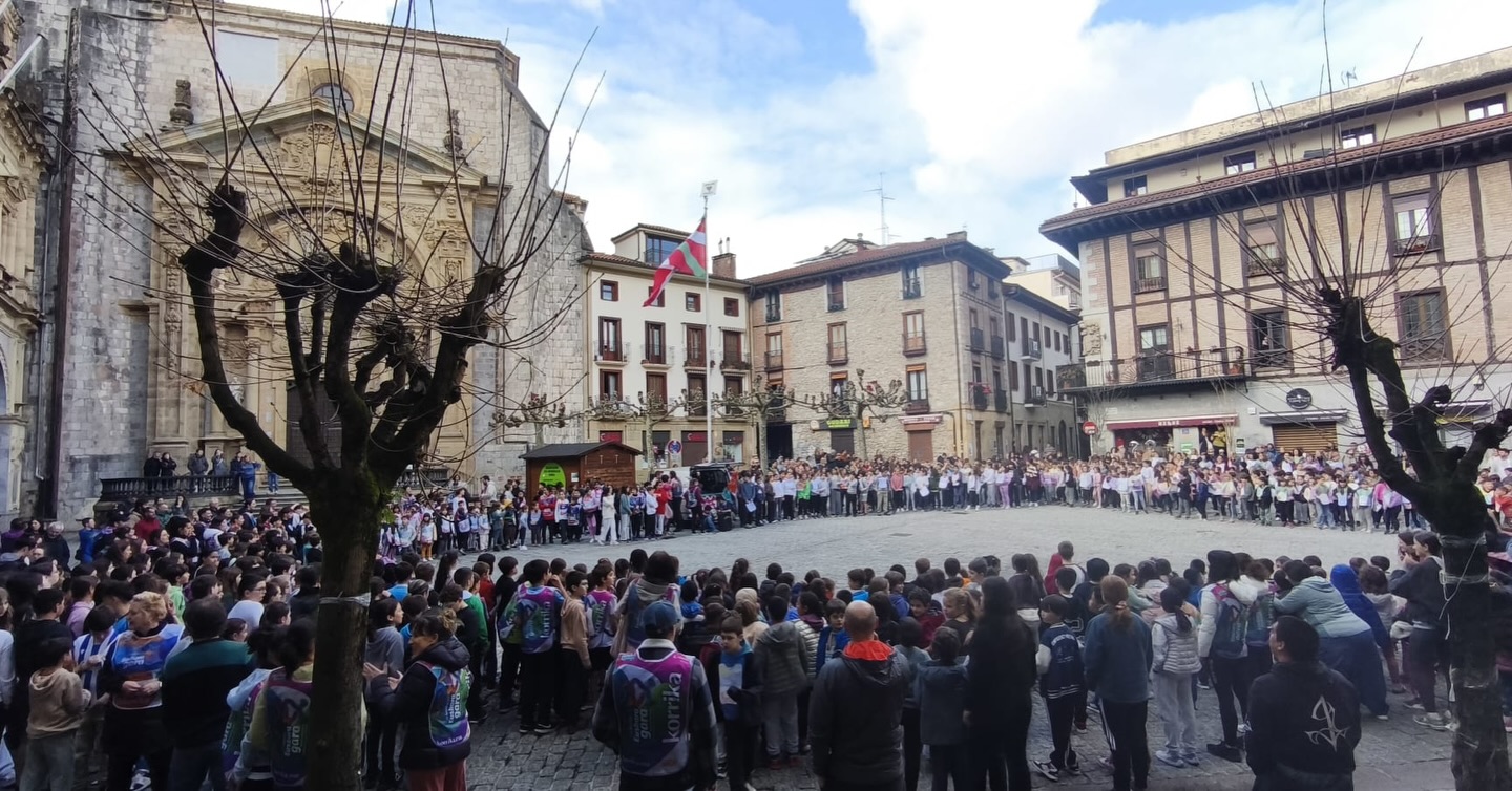 🎽🏃🏃🏃 EUSKARAKO IRRIKA, OINEZ, SALTOKA, KORRIKA. LH6ko Landerrek eta Suharrek, Elizatxo IKastolako aurtengo leloa lau haizetara zabaldu zuten Hernaniko plazan. 🎽🏃🏃🏃