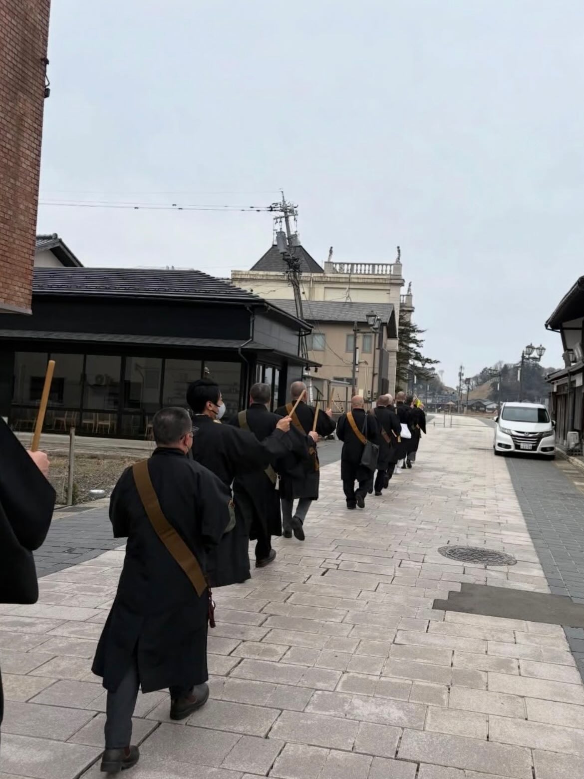 石川県輪島市 妙相寺様にお参りし
岡山県社教会として慰霊法要に参加しました。
その後、被害が多かった輪島朝市通りを行脚しました。
香雲寺ホームページ
https://www.okayama-kouunji.com
#石川県輪島市妙相寺
#能登慰霊法要
#岡山県社教会
#輪島朝市通り