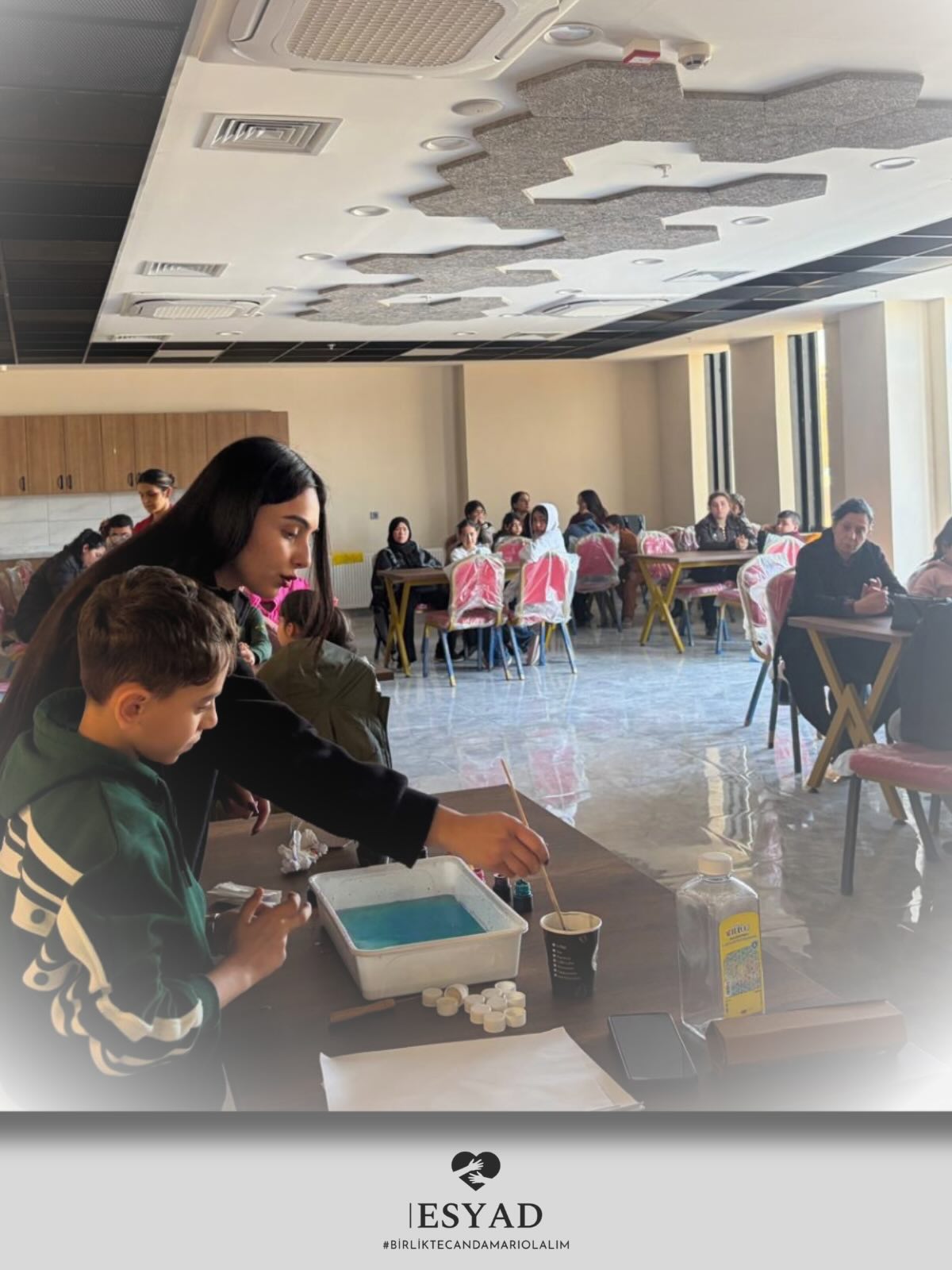 Çocukların hayal gücü suyla buluştu…
Renkler, umutla şekil aldı 🎨
Ebru sanatı etkinliğimizde çocuklar sadece boyalarla değil, duygularıyla da üretim yaptı.
Her damla; bir ifade, her desen; bir hikâye…
Birlikte üretmenin, birlikte iyileşmenin gücüne inanıyoruz. 💙
#ESYAD #BirlikteCanDamarıOlalım #EbruSanatı #ÇocuklarlaSanat #PsikososyalDestek Hatay