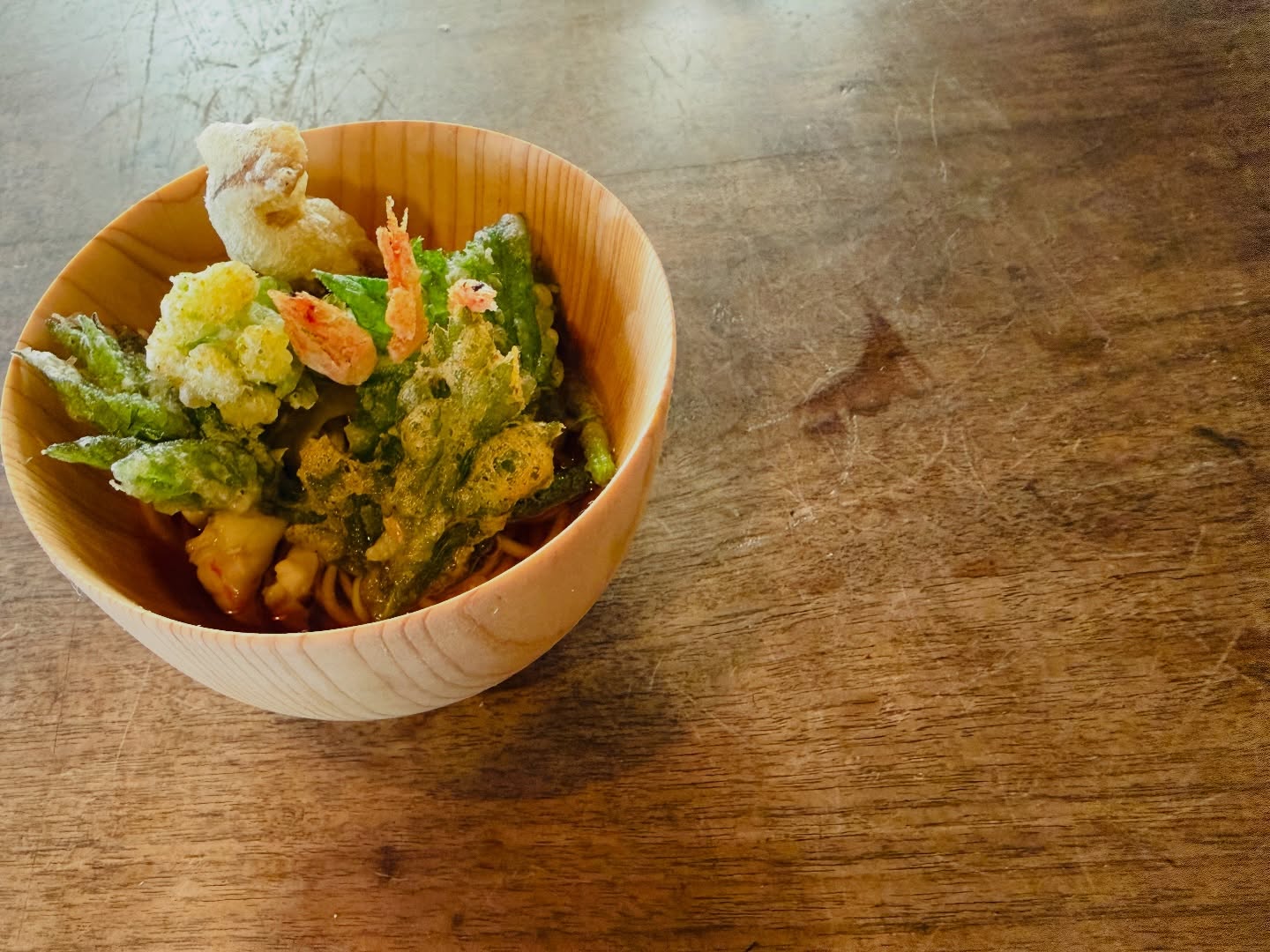 本日の賄い
今朝取れ山菜とカサゴのうどん
・ハリギリ
・ヨモギ
・フキノトウ
・黒文字など
うどんは
須山うどん
出汁は先日釣ったカサゴとアラ
新芽🌱達がザワザワ
良い季節になってきました♪
ご予約お待ちしております。
※4月1日お休みいただきます。