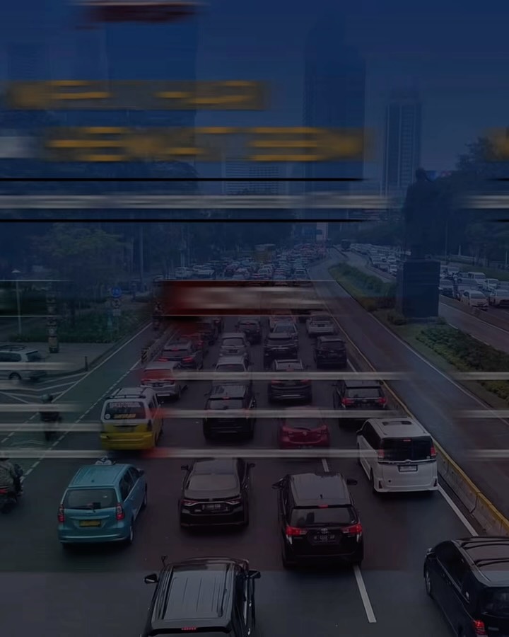 Di tengah gejolak energi global dan tantangan ekonomi tahun 2026, wacana Work From Home (WFH) satu hari dalam sepekan kembali mencuat sebagai salah satu strategi pemerintah untuk menekan konsumsi BBM.
Setiap kebijakan publik bagaikan dua sisi mata uang, ada yang pro dan ada yang kontra. Keputusan seperti ini menuntut kesiapan dari berbagai sektor, mulai dari infrastruktur digital, kedisiplinan kerja, hingga kesadaran individu. Ini bukan sekadar soal memindahkan tempat kerja, tapi tentang bagaimana sebuah negara dan warganya beradaptasi serta merespons krisis dengan cepat.
Isu ini menjadi ujian nyata bagi kepemimpinan di berbagai level untuk merumuskan jalan tengah. Bagaimana menjaga efisiensi energi nasional tanpa harus mengorbankan ritme produktivitas masyarakat? Sebagai generasi muda yang peduli pada arah gerak bangsa, kita dituntut untuk melihat isu ini dari berbagai perspektif dan menjadi bagian dari transformasi ke arah yang lebih baik.
Kalau menurut kamu, apakah wacana WFH sehari ini sudah menjadi solusi yang efektif? Atau justru ada alternatif lain yang jauh lebih efektif untuk menghemat energi?
Drop opini dan analisis kamu di kolom komentar! 🗣️👇
#WFH1Hari #HematBBM #KebijakanNegeri #RelawanPemimpinIndonesia #KetidakpastianGlobal