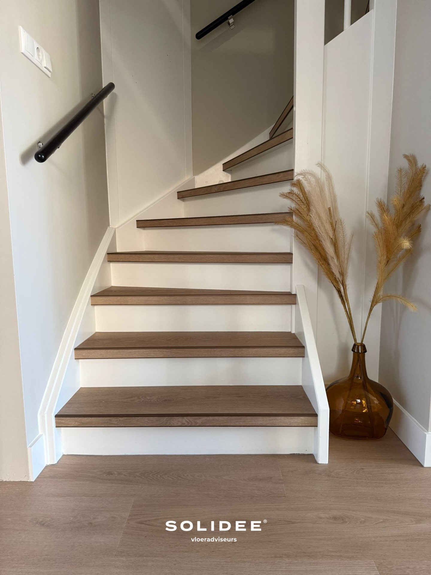 Strak, stijlvol en zonder gedoe 🤍
Voor deze klant hebben we de trap perfect laten aansluiten op de vloer want ja, bij onze vloeren is het altijd mogelijk om je trap in exact dezelfde kleur als je vloer uit te voeren.
Er is hier gekozen voor een trap zonder stootborden, wat zorgt voor een frisse, ruimtelijke uitstraling. Ideaal als je een open en moderne look wilt creëren in huis.
En het mooiste? Deze complete traprenovatie is binnen één dag gerealiseerd 💪
Wil jij ook zo’n naadloze overgang tussen vloer en trap? Wij adviseren je graag.
#traprenovatie #vloeren #interieurinspiratie #modernwonen #pvcvloer