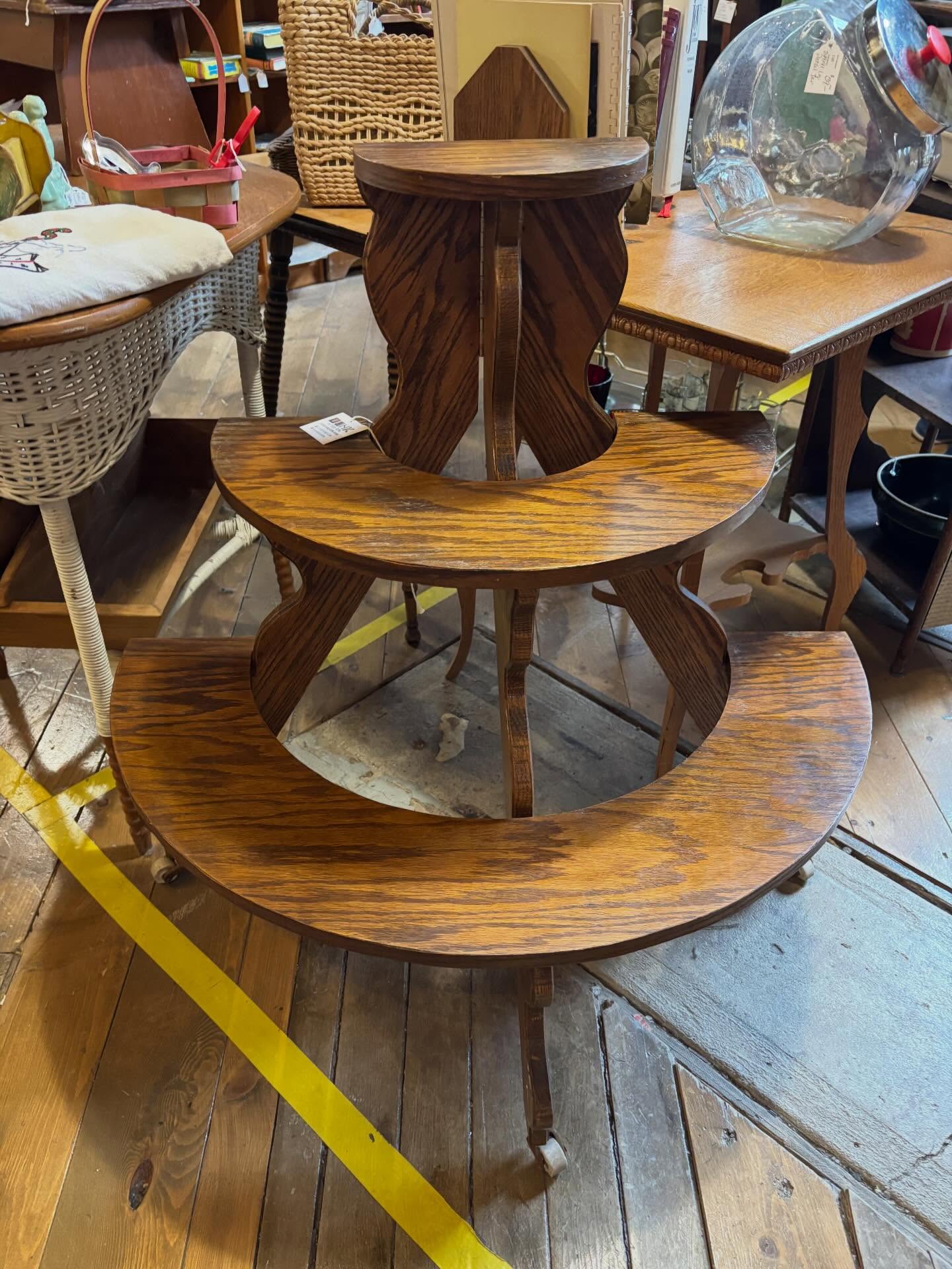 Restocked at Dutch Lady Antiques on this very rainy day! Lots of new treasures! #junkismylife #welcomehomevintagetour #vintsgedecortour #tellusyourvintagestory #retroshowandtell