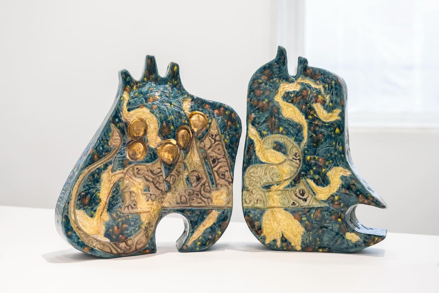 I S H Q / LOVE ✨♥️
In this work,
the word is divided…
but its meaning remains whole.
Each part stays incomplete on its own,
until the moment of union arrives,
the letters become complete,
and Ishq appears.
This is how I wanted the work to exist:
as a reflection on that hidden bond
through which some souls
can only be understood together.
“Lovers don’t finally meet somewhere.
They’re in each other all along.”
— Jalal al-Din Rumi
عشق
في هذا العمل،
تنقسم الكلمة…
لكن لا ينقسم معناها.
يبقى كل جزء ناقصًا وحده،
حتى تأتي لحظة اللقاء،
فتكتمل الحروف،
ويظهر العشق.
هكذا أردتُ لهذا العمل أن يكون:
تأملًا في ذلك الرابط الخفي
الذي يجعل بعض الأرواح
لا تُقرأ إلا معًا.
”العاشقان لا يلتقيان في النهاية،
بل هما في الأصل واحد.”
— جلال الدين الرومي
The Road to Aurora الطريق الى الشفق ✨
120x660x40 cm
Stoneware, 1240 °C | 2025
Frozen Light
26.02.26 → 12.04.26
@kunstnerforbundet
📸 @_dagj_