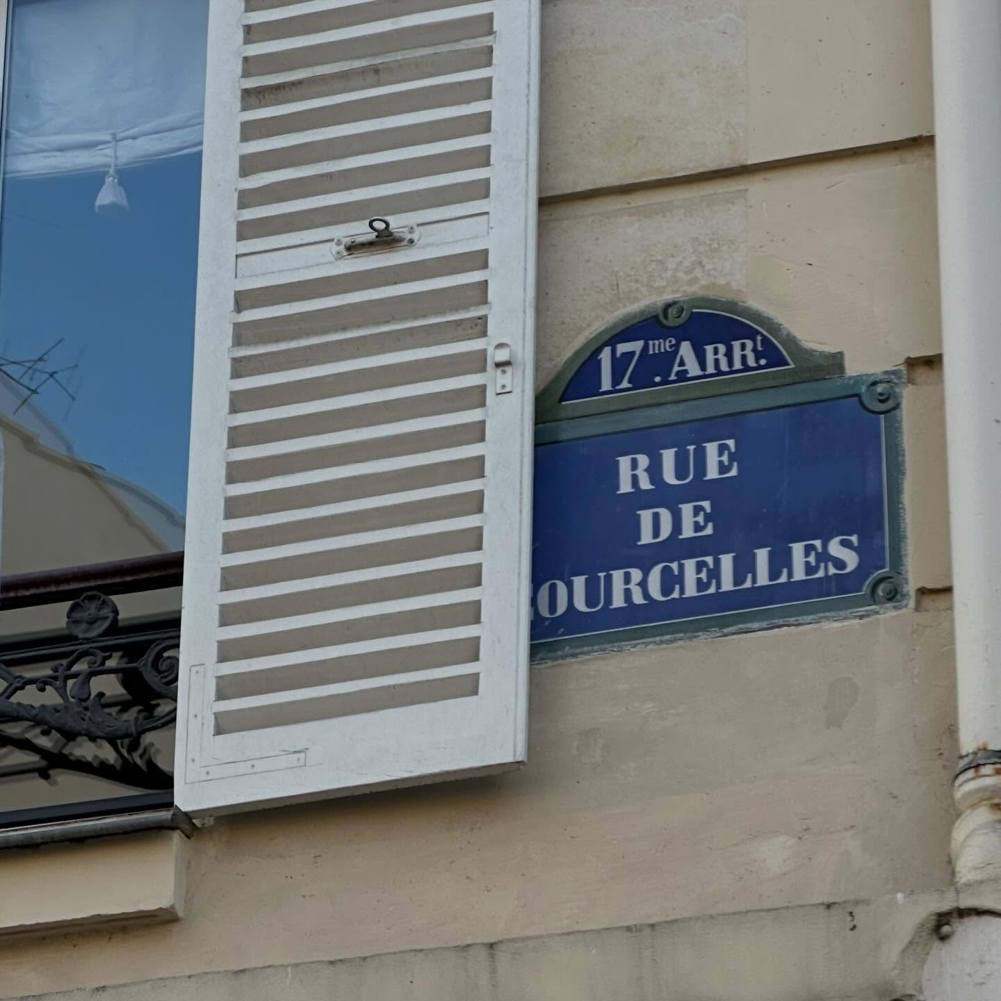 Un plateau, deux vies.
Division en deux appartements pensés pour la location courte durée.
Ici, il ne s’agit pas simplement d’optimiser des mètres carrés,
mais de créer des espaces désirables, lisibles, évidents.
Chaque ligne structure l’usage.
Chaque détail construit l’expérience.
La suite bientôt.
#architectureinterieure #interiordesign #designstrategy #hospitalitydesign #airbnbdesign luxuryrental spatialdesign renovationproject workinprogress designconcept minimaldesign experiencefirst