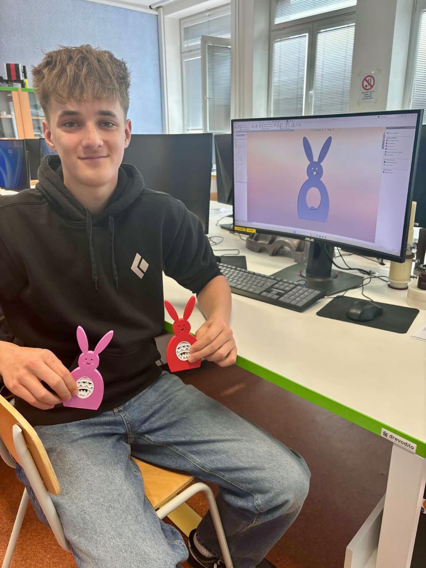 Co nejdelší prázdniny a co nejklidnější Velikonoce vám přejí naši borci 3D modeláři, kteří si vlastnoručně vytvořili vlastní velikonoční dekorace. Péťa, Adam, Dan, Pavel, Ondra nebo Honza jsou zkrátka legendy. Krásné svátky!🐣