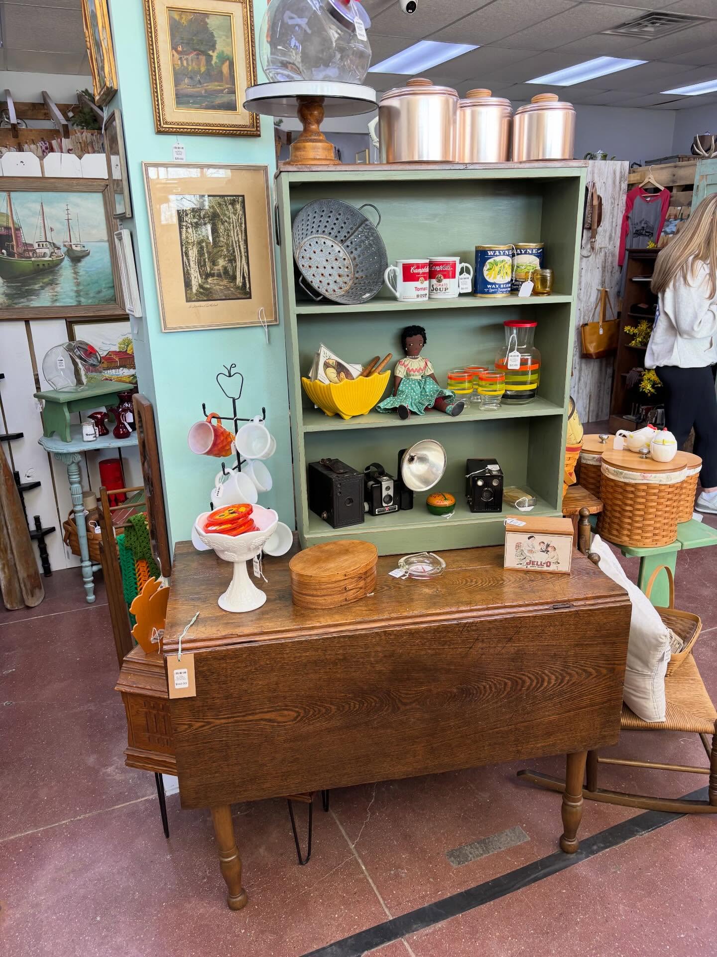 Did a little reset and added some things to my booth at Mustard Seed Mercantile in Rochester, Indiana this morning! #junkismylife #welcomehomevintagetour #vintagedecortour #lakelife #vintage
