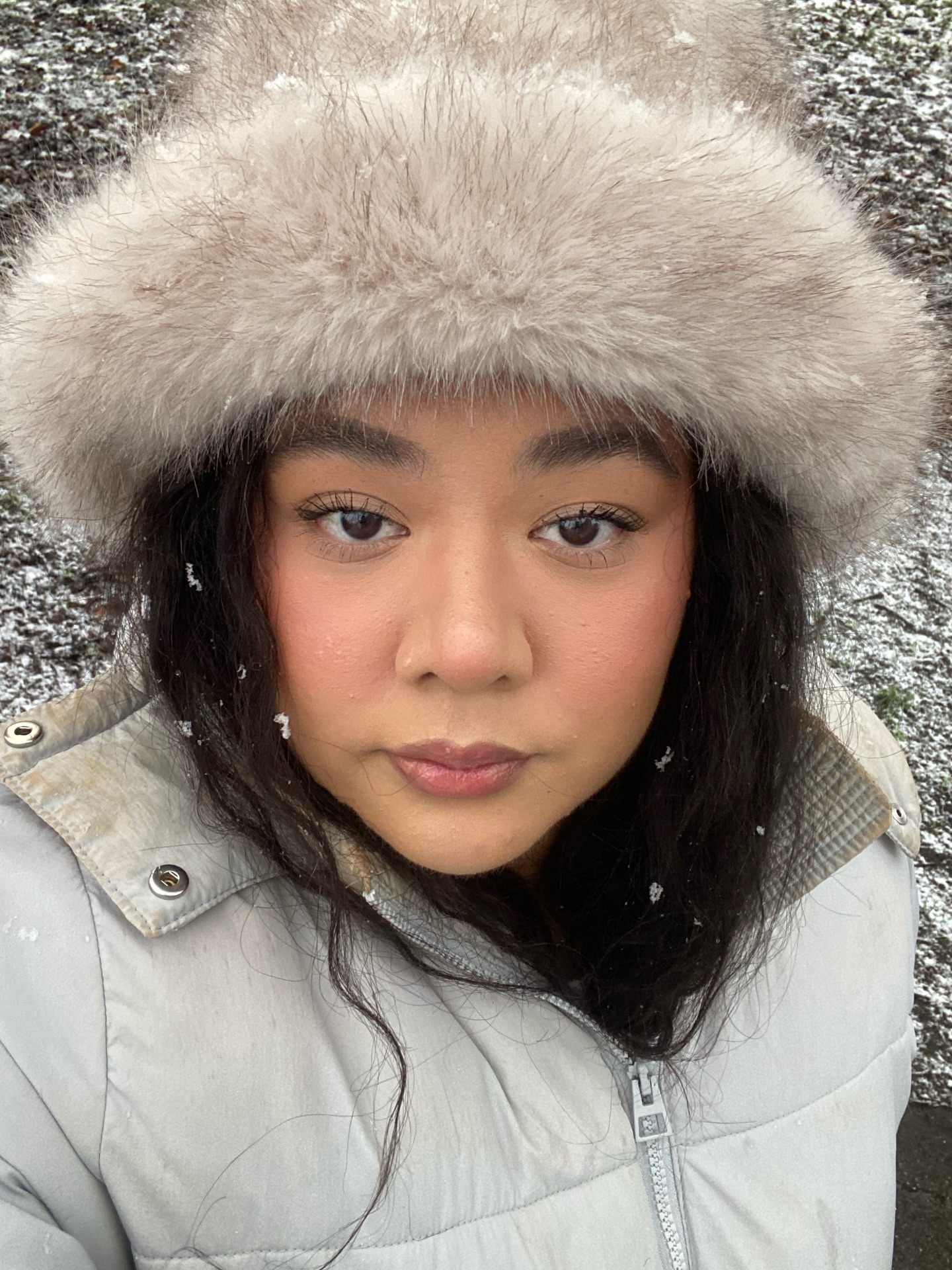 Het afgelopen jaar leerde ik iets wat me meer pijn deed dan ik had verwacht:
hoe vaak ik mezelf heb verlaten.
Als ik terugkijk op het afgelopen jaar,
zie ik niet alleen wat er gebeurd is —
maar vooral wat ik daarin met mezelf heb gedaan.
Ik ben mezelf kwijtgeraakt
in het luisteren naar anderen.
In adviezen.
In meningen.
In wat “verstandig” leek.
En ergens onderweg
stopte ik met voelen
wat ík nodig had.
Niet omdat ik dat niet kon.
Maar omdat het me ooit iets heeft opgeleverd
om dat niet te doen.
Ik leerde al jong
om bij anderen te blijven,
ook als dat betekende
dat ik bij mezelf wegging.
Om af te stemmen.
Om te zorgen.
Om het grotere geheel te dragen.
En zo ontstond iets
wat ik nu pas echt kan zien:
zelfverlating.
Niet één keer.
Maar in kleine momenten.
Steeds opnieuw.
Emotioneel.
Mentaal.
Energetisch.
Het afgelopen jaar werd ik daar opnieuw mee geconfronteerd.
En dat deed pijn.
Niet alleen door wat er gebeurde,
maar door het besef
dat ik mezelf daarin niet had vastgehouden.
Dat ik anderen vroeg:
“Wat zou jij doen?”
in plaats van te voelen:
“Wat heb ík nodig?”
En daar zit rouw.
Rouw om de momenten
waarin ik mezelf niet heb gekozen.
Rouw om het deel in mij
dat dacht dat dit nodig was
om verbonden te blijven.
Door empathisch te zijn,
Redenen bedenken waarom iemand deed wat ie deed.
En gek genoeg…
heeft juist dat rouwen
ruimte gemaakt.
Ruimte om weer te luisteren.
Naar mezelf.
Niet perfect.
Niet altijd zeker.
Maar wel eerlijker.
Nu draai ik de vraag om:
“Wat zijn mijn normen en waarden en de grenzen die ik stel hierin?”
#metdebillenbloot #systemischwerk #zelfliefde