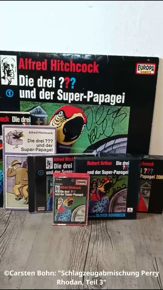 Was ist dein Lieblings "Die drei ??? Intro" - es gibt da einige davon:
Folge 1: Schlagzeugabmischung von "Perry Rhodan, Teil 3" von Carsten Bohn
Folge 2: "Momme der Kobold, Teil 2" von Carsten Bohn
Folge 3-9: "Perry Rhodan, Teil 1" Oder "Perry Rhodan, Teil 3" beide von Carsten Bohn
Folge 10-15: "Die Arnoldskinder reissen aus, Teil 1" von Carsten Bohn (Die Pfeifmelodie)
Folge 16-35: "Perry Rhodan, Teil 1" von Carsten Bohn
Folge 36-39: "Die Arnoldskinder reissen aus, Teil 1" von Carsten Bohn
Folge 40-49: "Piper Beta" von Manuel Backert
Folge 50-124: "Vocoder-Song" von Jan-Friedrich Conrad (insgesamt gibt es vom Vocoder-Song übrigens 20 verschiedene Versionen)
Die DR3I: "DieDR3I Titelmusik" von Michael Berg/ Szina Pätzold
Folge 125-Heute: "STIL-Intro" von Simon Bertling und Christian Hagitte(beide vom Studio STIL, aufgenommen von Radiopilot und dem Filmorchester Berlin)
-Live Touren:
MoC Tour: "MoC Intro" von Frank Ertel
Der Superpapagei Live 2004: Henrik Albrecht und die Drei Fragezeichen Band
Seltsamer Wecker Tour & Phonophobia Tour: Musik von Jan-Peter Pflug und Tilman Ehrhorn
Dunkler Taipan Tour: Musik von Ben Esser, Jan-Friedrich Conrad, Betty George & Jens-Peter Morgenstern
Drei Fragezeichen Kids: "Die drei ??? Kids" von Frank Ramond/ Ulf Blanck (SONY/ATV) Kinderchor der Hamburger Alsterspatzen
Die ersten Intros waren natürlich nicht extra als Intro geschrieben, sondern dafür benutzt, das erste richtige Intro war somit das Vocoder Intro.... Die Intros in ganzer Länge findet ihr alle auf YouTube.
#drei??? #dreifragezeichen #diedrei???