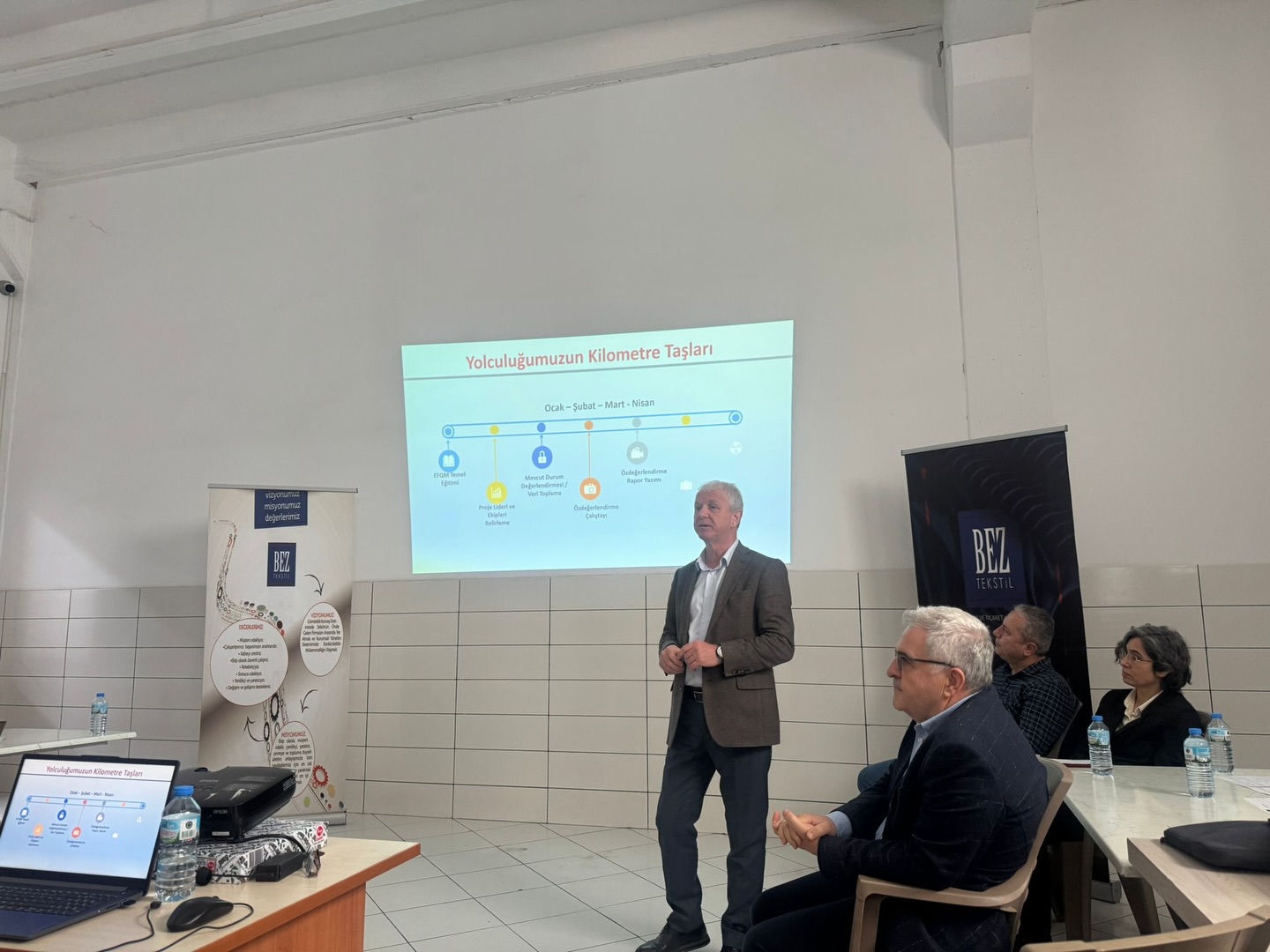 Üyemiz Bez Tekstil’in Ocak–Mart dönemini kapsayan süreçte yürüttüğü özdeğerlendirme çalışması, gerçekleştirilen kapanış toplantısı ile tamamlandı.
Rehberimiz Kadir Erkan’ın liderliğinde yürütülen bu süreçte, kurumun güçlü yönleri kadar gelişime açık alanları da sistematik bir yaklaşımla ele alındı ve iyileştirme fırsatları net bir şekilde ortaya kondu.
Bu kapsamlı çalışmanın, Bez Tekstil sürdürülebilir gelişim yolculuğuna önemli katkılar sağlayacağına inanıyor; proje ekibi başta olmak üzere kendilerine bu değerli süreçte gösterdikleri özveri için teşekkür ediyor ve başarılarının devamını diliyoruz.
KalDer Denizli Şubesi olarak, üyelerimizin gelişim yolculuklarında rehberlik etmeye, değer katmaya ve birlikte büyümeye devam edeceğiz.
#KalDer #KalDerDenizli #ÖzdeğerlendirmeÇalışması #BezTekstil