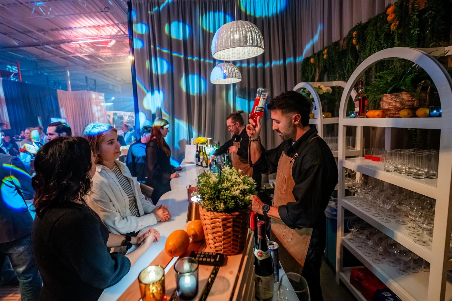 Retour sur un sublime événement Tap Tap cocktail x @dxmobilier x @coquine.mtl 🥂🍦
@senik.theagency - @tknl.spark.imagination
Photos : @joealvoeiro