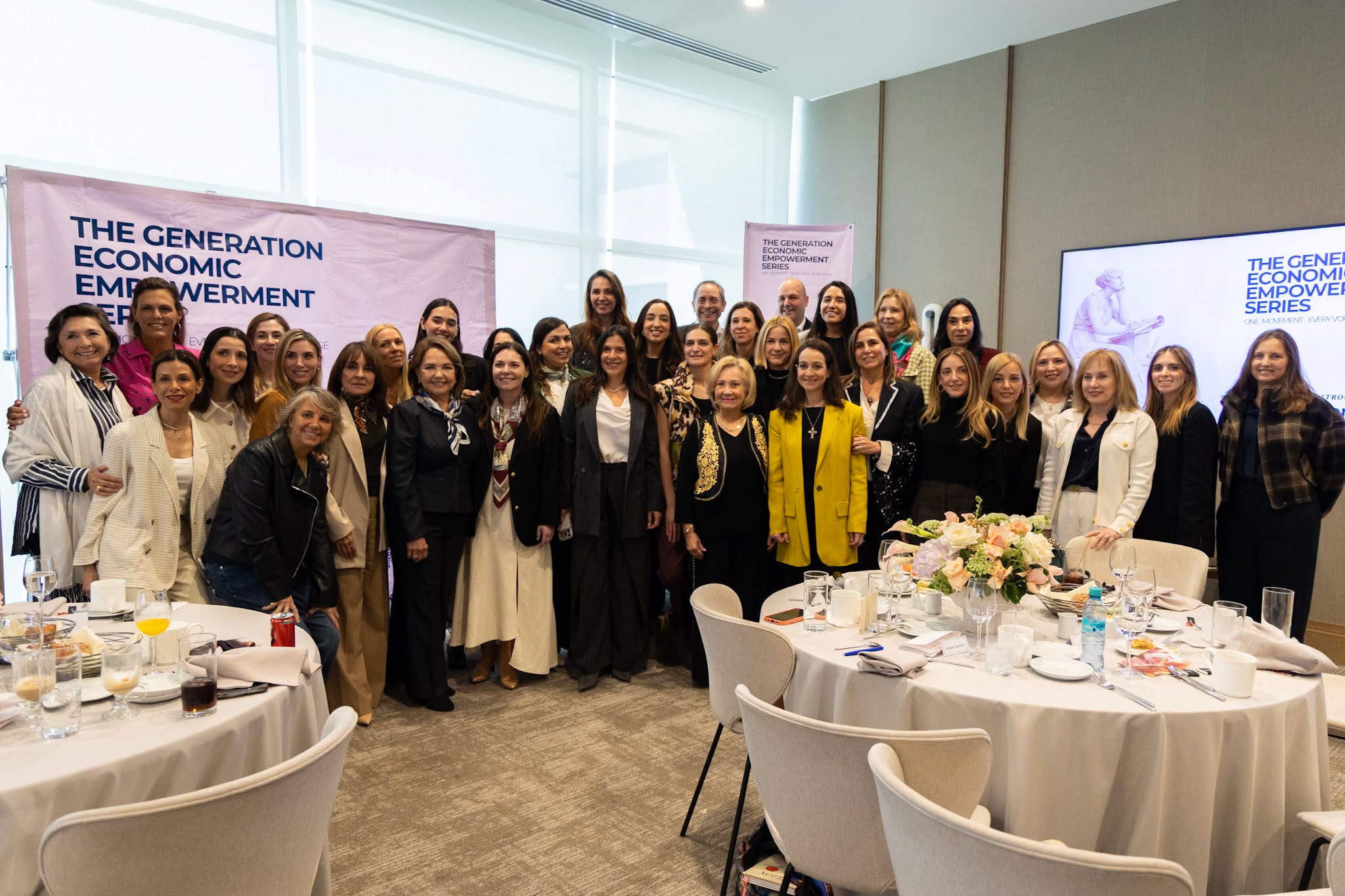 Monterrey empieza a entrar en conversaciones distintas. Por primera vez este encuentro en la ciudad: un espacio que pone sobre la mesa decisiones, finanzas, liderazgo y visión estratégica.
El desarrollo económico ocurre cuando quienes toman decisiones comparten contexto, perspectivas y dirección.
En Kiik estamos agradecidas por haber sido parte como uno de los patrocinadores de este evento The Generation Economic Empowerment Series.