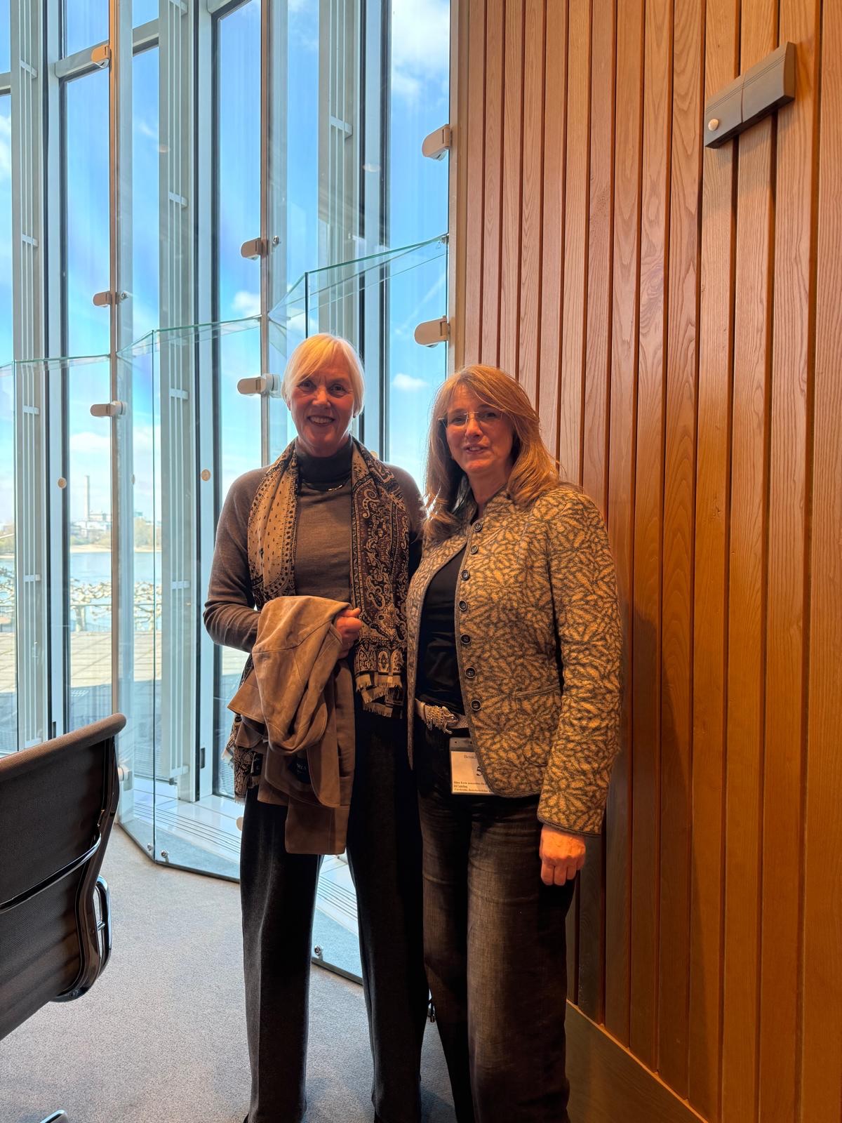 🏛️ Demokratie muss man lernen:
Heute hatte ich Besuch einer Grundschulklasse im Landtag NRW. 👆🏻 Besonders habe ich mich über die vielen neugierigen Fragen der Kinder gefreut. Einen herzlichen Dank an die engagierte Lehrerin! 👩🏼🏫
Ich wünsche allen Schulkindern schöne Osterferien! 🐣