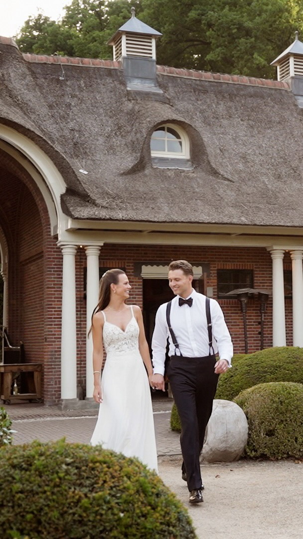 Just married 👋🏼💍 Drie shots uit de trouwfilm van Rick en Mayke, die op een van mijn favoriete locaties trouwden, het mooie @landgoedbrakkesteyn 🤎