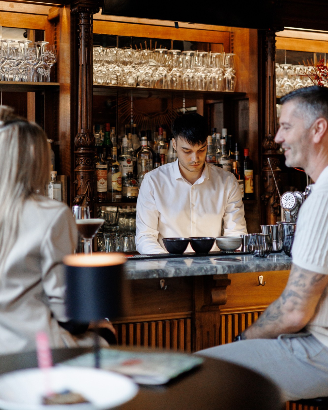 Hinter der Bar zählt jedes Detail. Handgriffe, die sitzen. Blicke, die verstehen.
Ein Team, das Zusammenspiel lebt.
#ludwigs #teamwork #barlife #gastgeber #50jahreludwigs