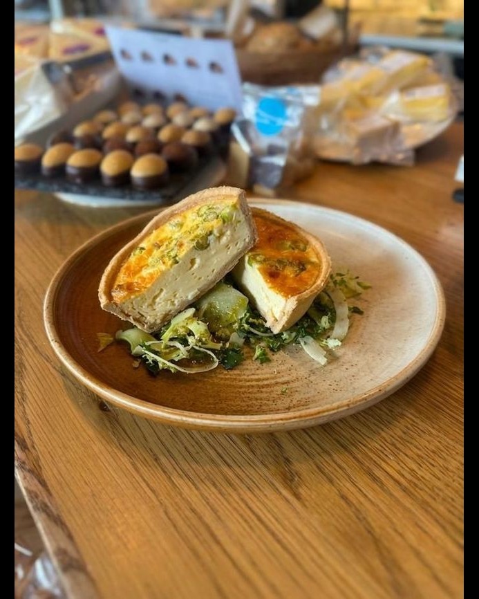 Ny quiche med asparges i disken nå, klar til påske.
Vi har også bakte grønnsaker, masse gode salater og annet digg til påske – ta turen innom når det passer. 🐣