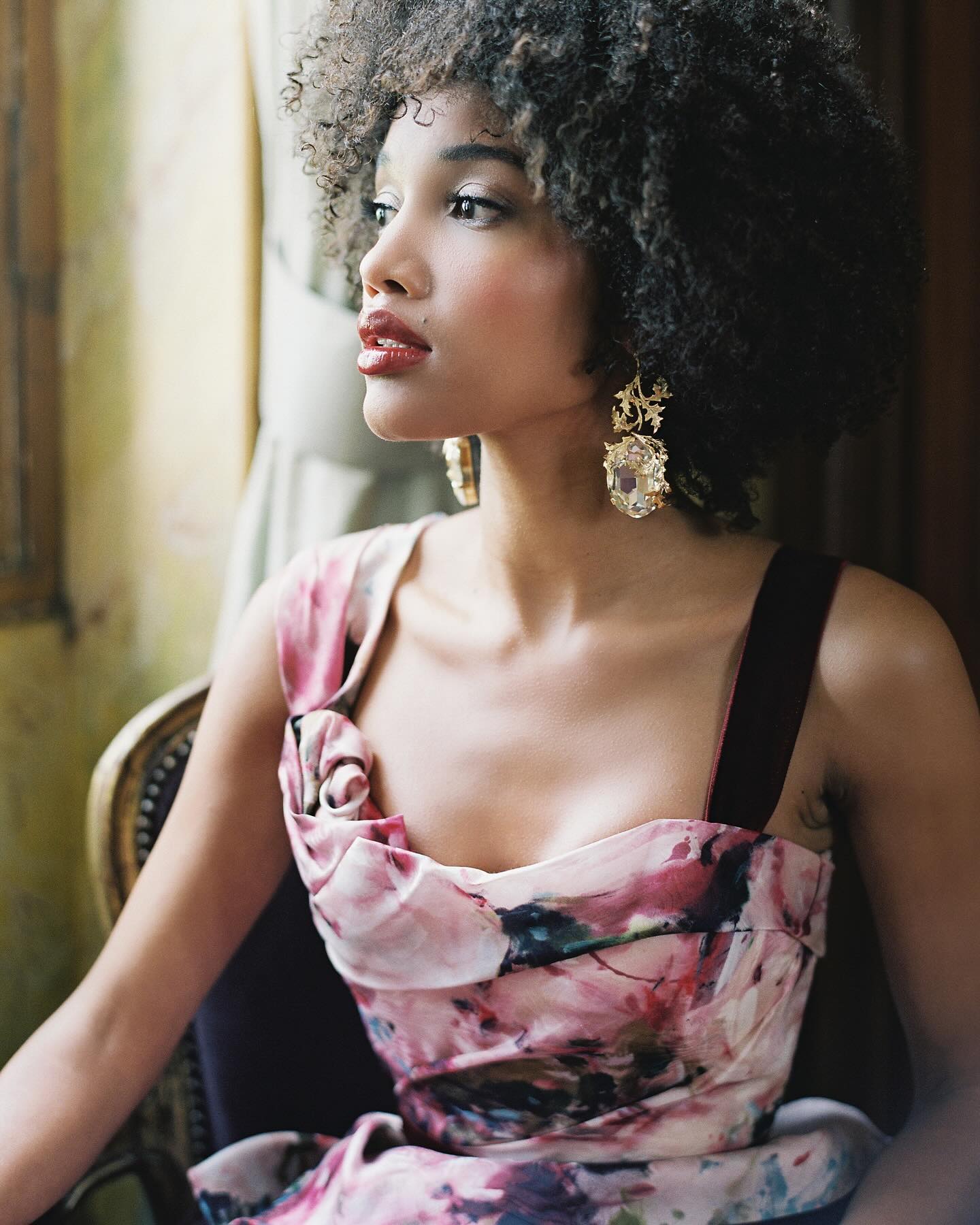 Falling in love with this dreamy autumn color palette – warm neutrals, rust, burgundy, and touches of gold.
Photography @lauragordon⠀
Styling/Design @eastmadeco⠀
Local Planning @ouimoncoeur_weddings⠀
Workshop/Host @workshopvero @kberryphoto ⠀
Floral @trillefloral⠀
Hair/Makeup @jiyoungyangbeauty
Gowns @marchesafashion⠀
Rings @victorbarbonejewelry⠀
Shoes @bellabelleshoes⠀
Earrings @twigsandhoney⠀
Calligraphy @curvedandco⠀
Styling Surfaces @locustcollection⠀
Styling Props @curatedbehavior⠀
#jiyoungyangbeauty #fallweddinginspiration #workshopvero #parismakeupartist