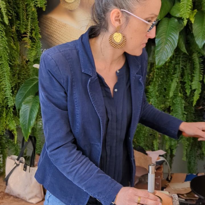 Terra Botanica nous voilà J2 😊
Je vous attends avec le sourire, pas comme sur la vidéo 😂😂😂
Sacs, pochettes, carnets, bar à boucles...
Rdv sur mon stand au centre d'affaires
A tout a l'heure à @errabotanica
Marion
#printemps
#artisan
#maroquinerie