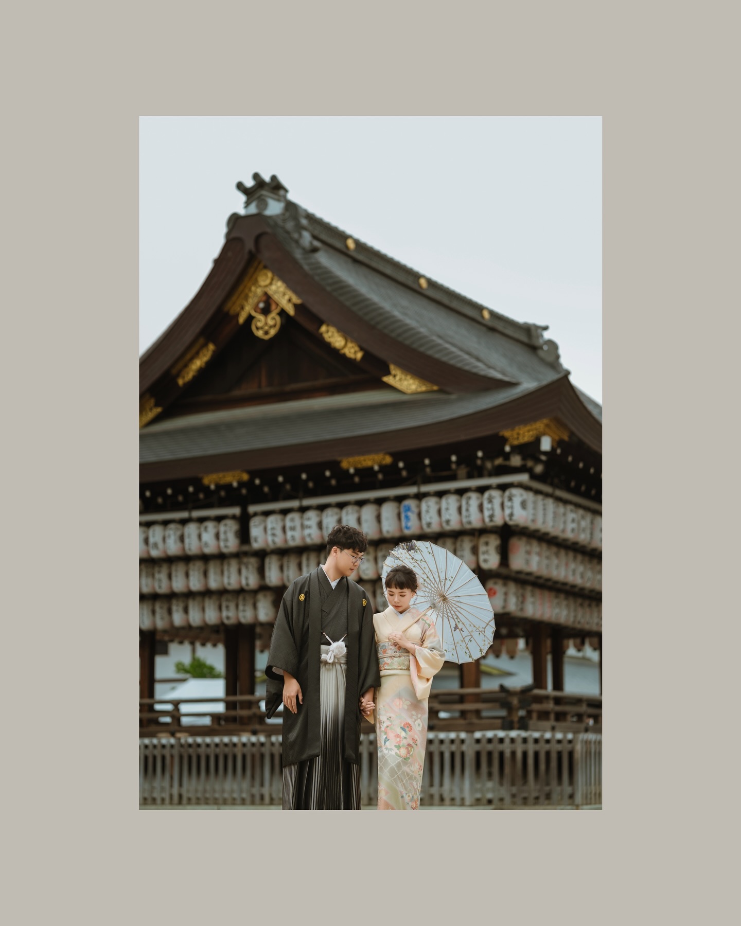 這大概就是我最喜歡你們的地方。
可以優雅地在石板路上提著裙擺奔跑,
也能下一秒對著鏡頭一起嘟嘴搞怪。
穿上和服是京都的溫柔,
換上西裝婚紗是你們的浪漫。
🍁 今年 12 月,京都海外婚紗。
我想再找幾對像你們一樣,
比起「擺拍」,更喜歡「生活」的靈魂。
機票訂好了嗎?
我們一起去京都,寫你們的故事。
#京都婚紗
Photo l @susuimage
MUA l @amelie_stylist
Gown l @inblossom.bridal
Suit l @king_arthurs_wardrobe
@han_880428_ @yang_aesop
#海外婚紗 #日本婚紗 #Susu影像