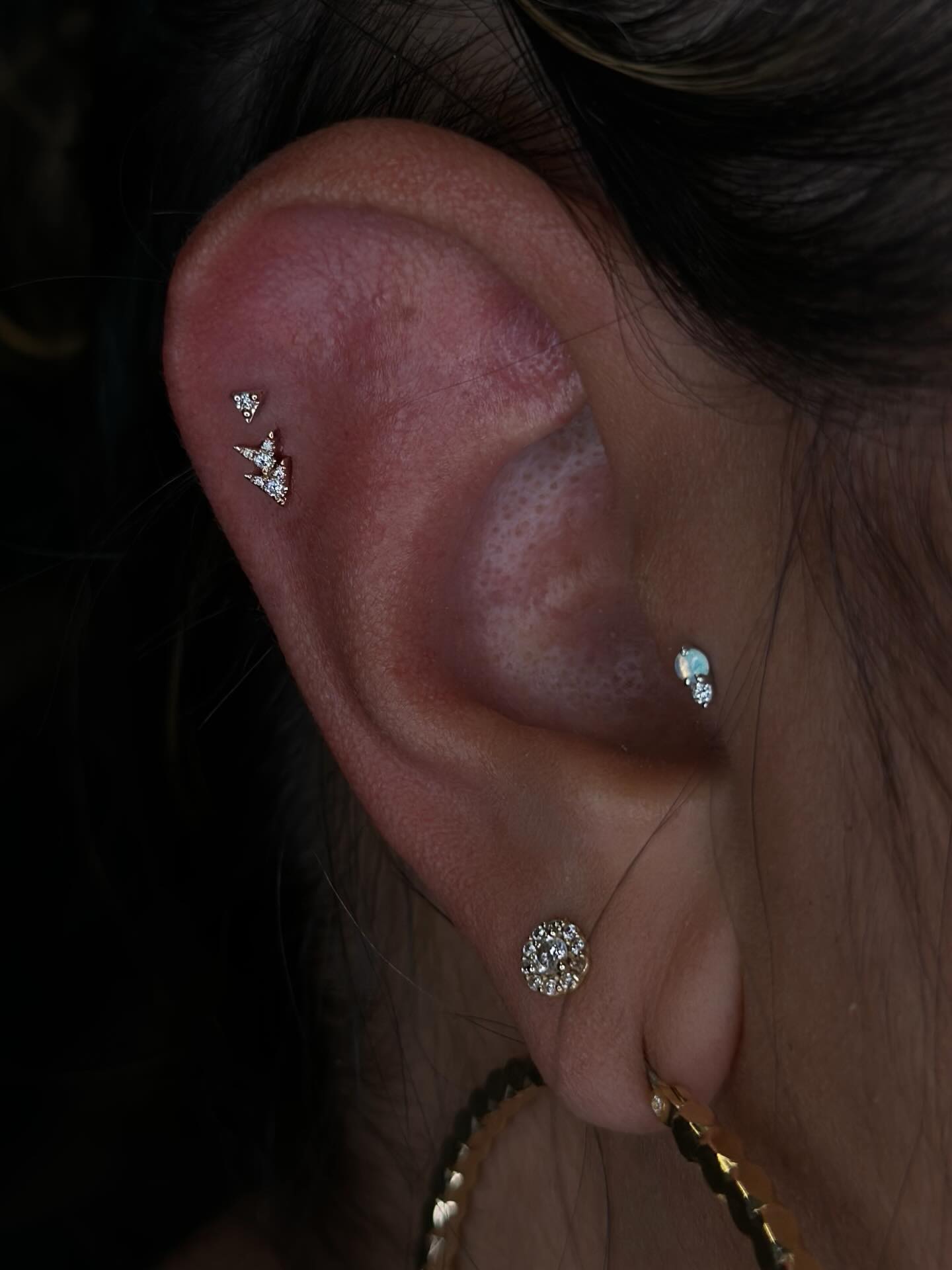 Two Outer Helix Piercing with Gold + Genuine Diamonds ✨
@piercingbyroy ✨
#staytruebodypiercing
#safepiercing
#appmember
#modernmoodbodyjewelry