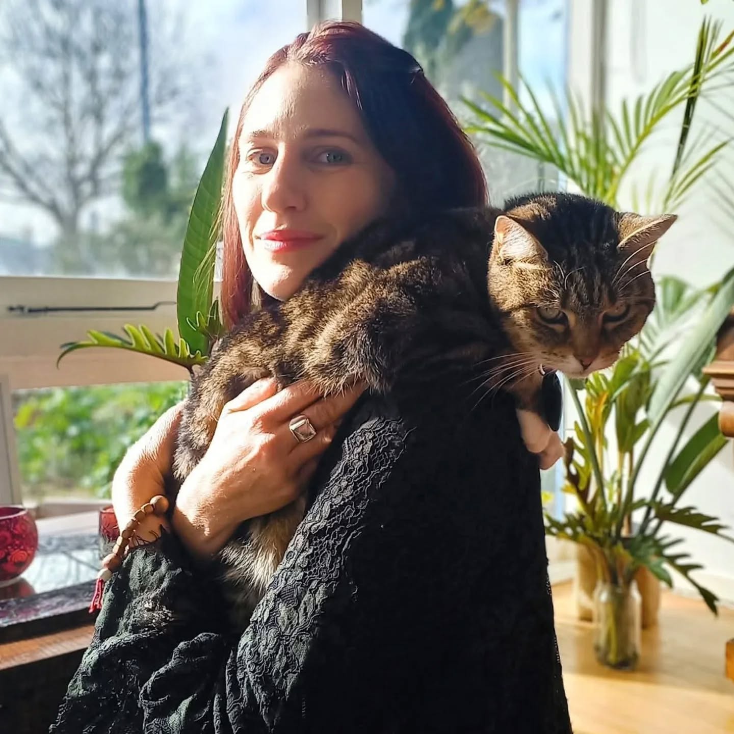 Indi and I are wishing you safe passage with the stormy weather approaching. Sending love and take good care of yourselves this weekend 🙏💖
How do you like to ride out storms? 🌩✨️