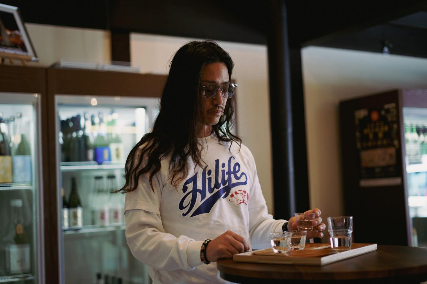 2026.03.25 42歳になりました
ここまでの一年も皆々様のおかげで楽しすぎる、とても濃い一年になりました👍🏽
仕事でお世話になっている方、気にかけてくれる方、遊んでくれる人、助けてくれる人、毎度節目に同じような事を書いていますが、何度振り返っても人に恵まれていることをとても実感してそれに尽きます🌿
ありがとうございます✨
やはり自分の感覚では年齢を重ねるごとに人生は面白くて、毎年、毎日、今が1番面白いと思います、
人との繋がりが継続していくことや広がっていくことや、事業での関わりが増えていくこと、知識や経験が増えていくことなどなど人生は進めば進むほど面白い🚶
「マジメすぎる」とよく言われるけど、これがワタクシの長年の通常運転なので マジメスギル の意味はいまだによくわからないんだけど、ただ多分コツコツ学んだり努力したりより良くしようって進み続けられるのはそのマジメスギルakaマジメスキルの恩恵だと思っていて📚コツコツ自己努力してきた自負もある、それはこれからも変わらず続けて、42歳の小林優樹も変わらずマジメスギ君として生きていきたいと思っています👦w
写真は3/20春分の日(宇宙の元旦)に奥さん企画の誕生日ツアーの時の写真です🤳
お酒が飲めない奥さんが考えてくれるお酒のツアー、前日これで楽しめるのかな?って感じで、見てみてってお店リストきたけど、考えてくれた通りが嬉しいし、自分が選ぶいつも とは違う選択に発見があるかもしれないから任せて隣に乗せてもらうだけ🚗🍺
今年もすごーくいいツアーでした!
一軒目 @sake_yamadaya
来る人に媚びないラインナップが最高、雰囲気のいいおいしい日本酒のお店でした!
2軒目 @aim_saiko
クラフトビールのお店、出してくれるものすべておいしかったし、お店にいるすべての人たちがGOODVIBESなお店でした!
3軒目 @kainokaiun.sake
試飲機で飲む感じが面白かったし外人さんたちが「ジュンマイギンジョウ」とか口にしながら飲んでる姿がなんかよかった!
4軒目 @ahkarai_tacos
メキシコの方の本場タコス🌮タコス美味しかったし、親子でやっていて親子の雰囲気も、提供している場の空気感もとてもよかった!
一軒目から日本酒スタートで酒飲みの通常ルートとは違うんだけど、酔い方も違って楽しかったり、しっかり酔わせてもらってふわふわで過ごしたいい一日でした☺️
42歳も最高の一年をメイクしていきたいと思います🫰🏼
#山梨日本酒 #山梨グルメ #山梨クラフトビール #山梨タコス #山梨ドライブ