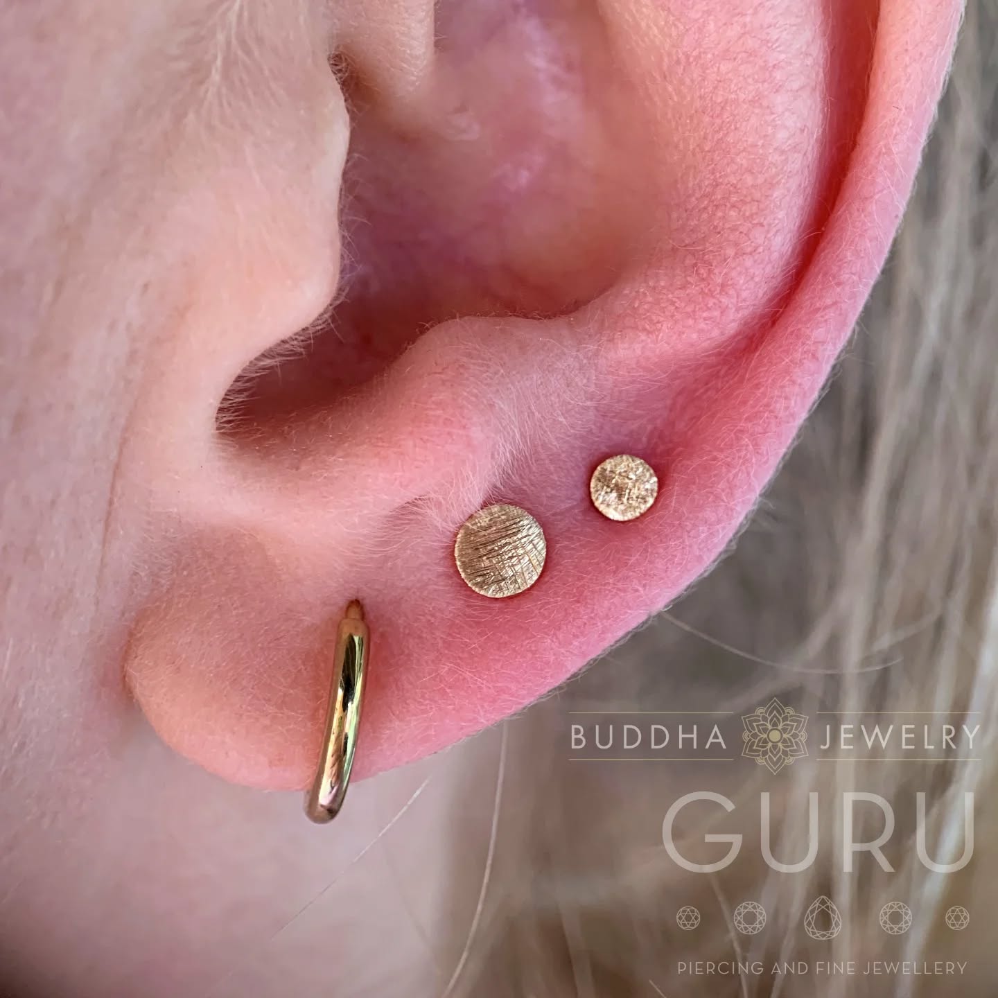 Double lobe perfection with 4mm & 3mm textured disks in solid 14kt yellow gold by @buddhajewelryofficial
subtle sparkle with just the right amount of edge. 💛
Curated by Gem, pierced by Franki
#EarStack #LobePiercing #buddhajewelry #GoldPiercing #brighton