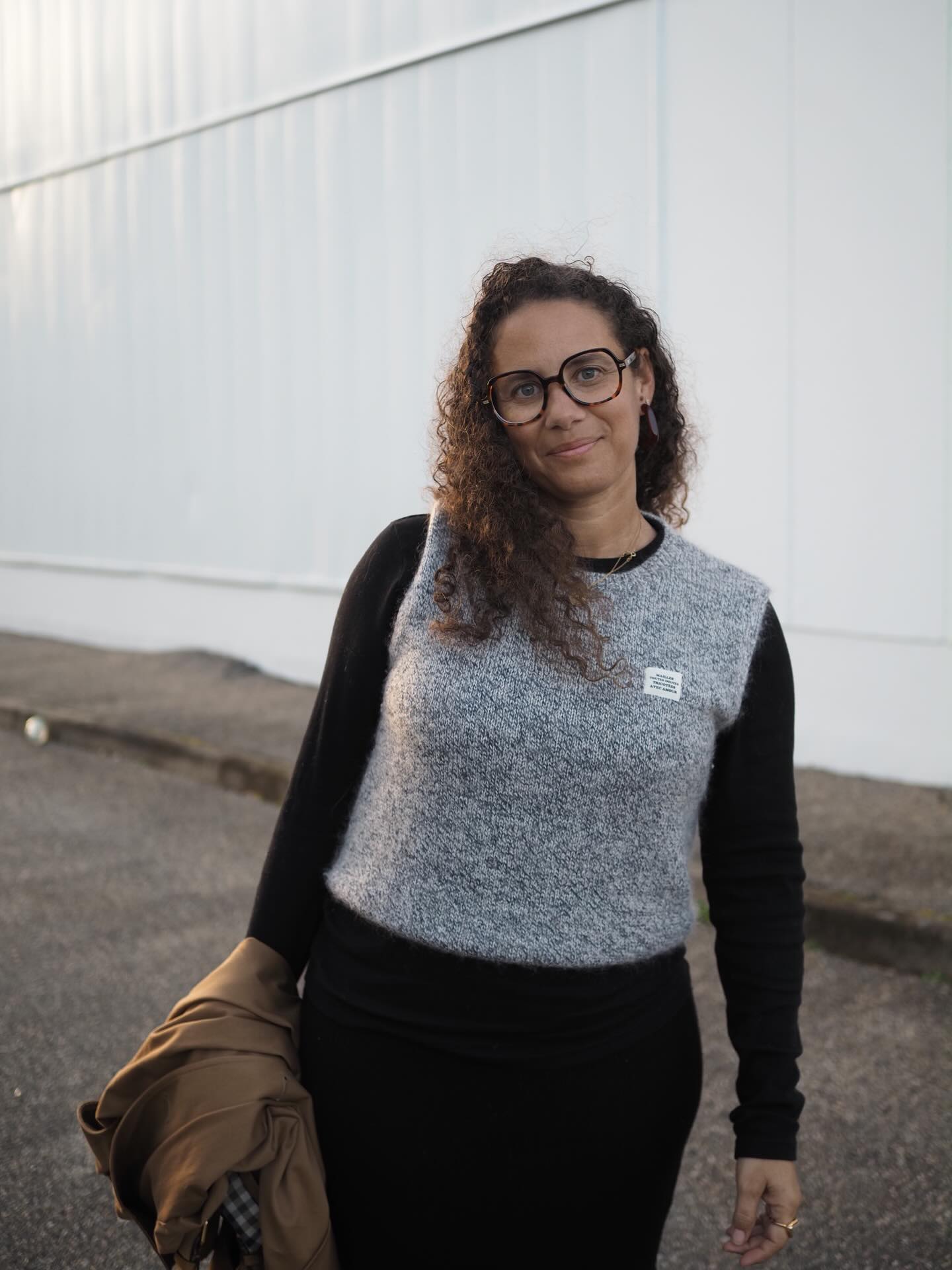 CEZANNE joue très bien son rôle de tricot pour la mi saison.
La version pull et gilet sans manches (slipover et vest) sont dans la même fiche. 🥂
Et vous pouvez aussi coudre une petite étiquette de façon bien visible. Plusieurs modèles sont disponibles sur ma boutique en ligne.
🌷 Retrouvez La Fiche tricot en 10 tailles en français et en anglais sur Ravelry et www.AtelierEmilie.com
Fils . Twist et KMS @ Couleur naturel et Pépètes
__________________________________
#atelieremiliedesigns #cezannebyae
Tricot Knit knitting tricot