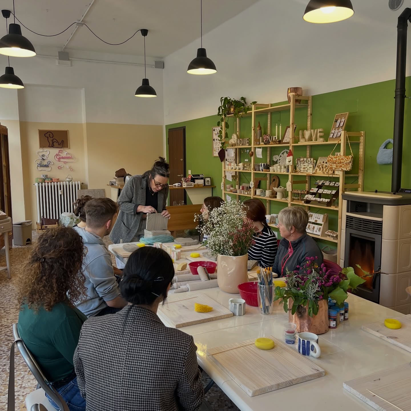 Due giorni immerse nel workshop di ceramica ☀️
Due giorni impegnativi ma soddisfacenti, è sempre bello vedere le persone che partecipano rilassarsi in compagnia imparando cose nuove 🌼
Mi riempie di gioia vedere che il mio negozio si riempie di allegria e creatività 🌸
Le prossime date sono a maggio e puoi già registrarti cliccando il link in bio 🙂↕️ affrettati i posti sono limitati 😊