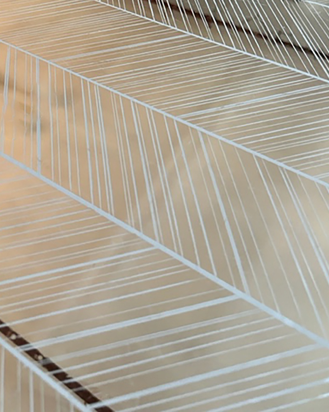 Details of Lisa Stimpson’s hand-etched moon gold leaf églomisé in a herringbone pattern for the bar backsplash, in collaboration with Kelly Behun inside a Miami home.
Link in bio to explore more of this project.