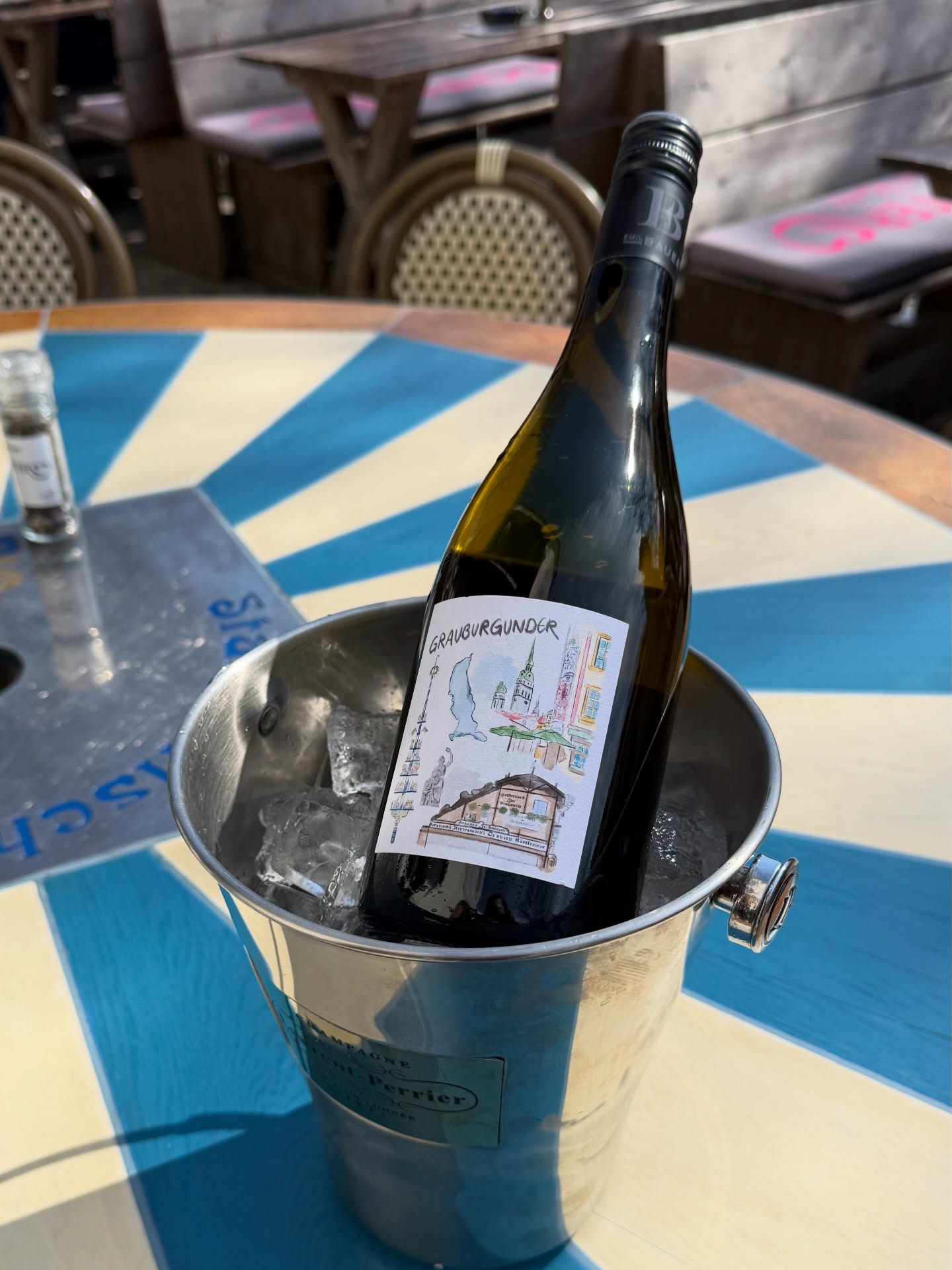 Neues Weinetikett - Grauburgunder für @hochreiter.am.markt
Perfekt für den Sommer, draußen sitzen & genießen
#wein #design