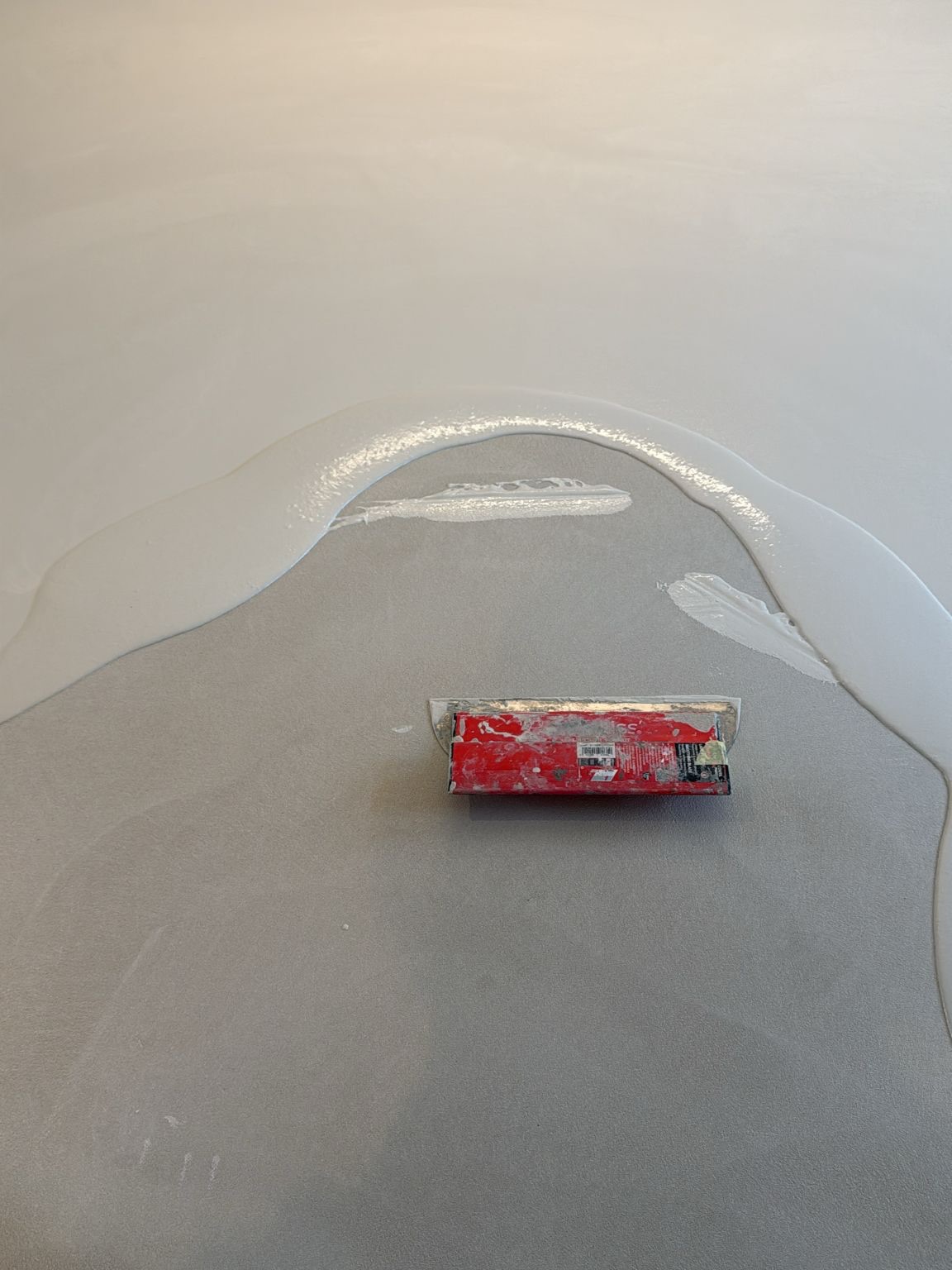 Eerste laag ligt erop… tijd voor de volgende stap 🔥
Hier zie je hoe de tweede laag lavasteen wordt aangebracht. Laag voor laag ontstaat die sterke, robuuste vloer waar lavasteen om bekend staat.
Het is echt precisiewerk, maar juist dát maakt het eindresultaat zo mooi!