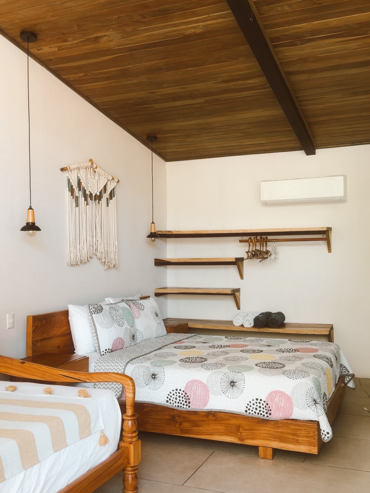 All of our studios have a queen size bed, a closet space and A/C for a very comfy nights sleep 🛌 💤
Perfect for solo travelers, couples or even small families !
#magicplace #longtermstays #shorttermrentals #nomadworker #surf