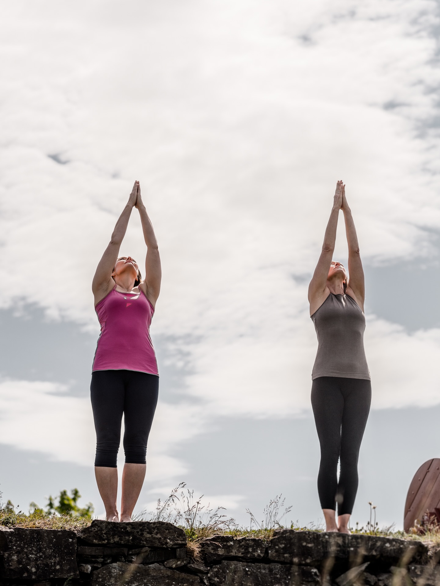 Bli med på vårens yogakurs som starter denne uken! Du kan også bli med senere.
Yoga kan hjelpe oss til
🌱 bedre bevegelighet
🌱 økt kroppsbevissthet
🌱 fysisk styrke
🌱 indre styrke / økt tåleevne
🌱 bedre søvn
🌱 mindre smerte
🌱 bedre fordøyelse
🌱 bedre pust
🌱 færre skader
🌱 økt konsentrasjon
🌱 mer energi
🌱 mer ro
Hva ønsker du?
Du kan få mer av det du ønsker hvis du kommer deg på matten. Det holder ikke å tenke på det! Ta steget!
www.osloyoga.no
@jannickewiel
@fatima.sidhree
@yogicsunshine
@yoogsne
@faranemati_
@vibekegje
@ingeborg_prestkvern
@yoginipi
@yogasm79
@marit.thorsrud