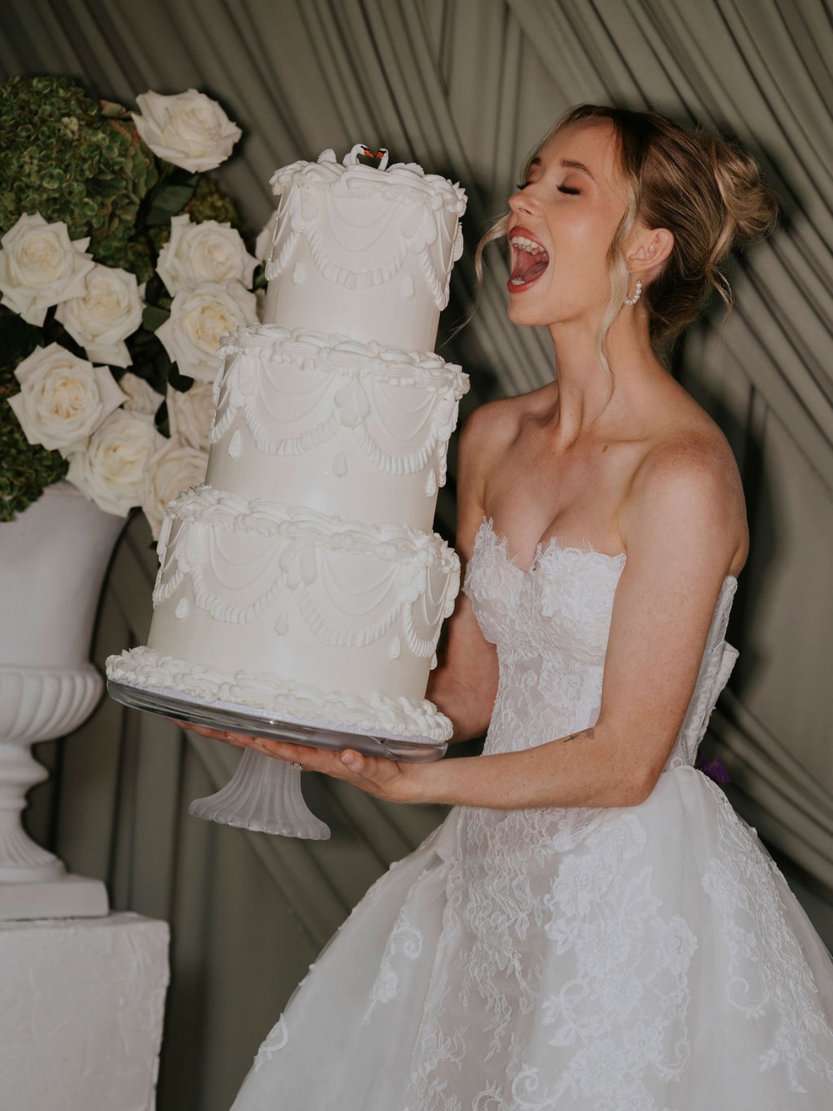 ✨Love At First Bite
Photography & content @atomicbutterfly_photography Planning & Styling @magnolia.studios
Venue @talltreestallebudgera
Make Up & Hair @ktbeautybridal
Cake @kaikaicakery
Bridal Dress @ivory.and.white
Hire @elysianeventhire
Model @tillygraici
#goldcoastweddingcakes #kaikaicakery #vintageweddingcake #swanweddingcake #draped